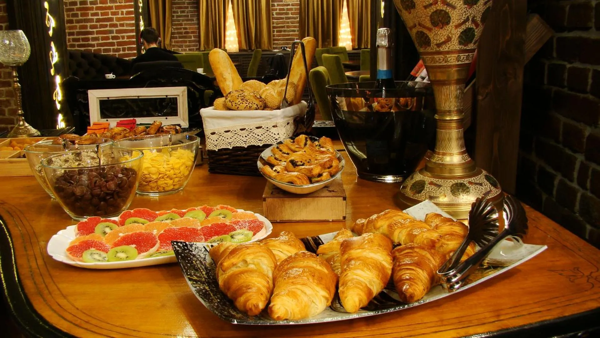 Buffet breakfast in Hotel 5 Continents