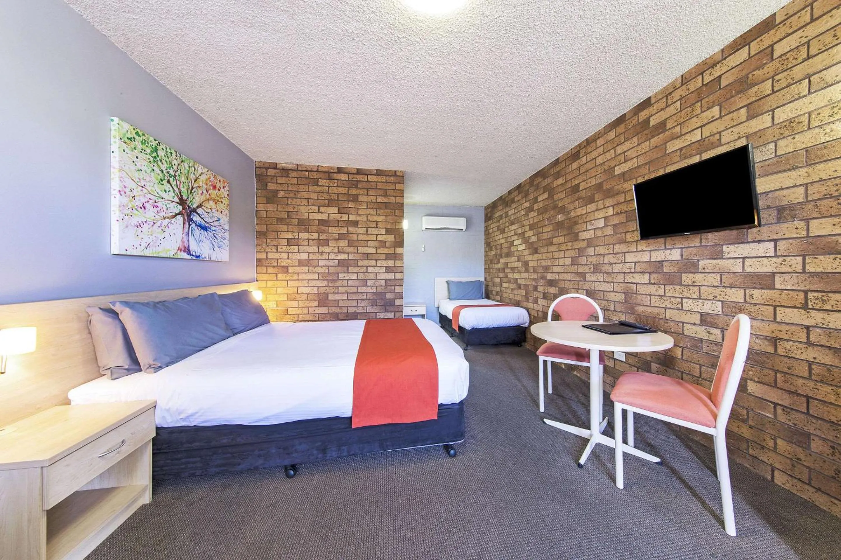 Photo of the whole room, Bed in Comfort Inn Dubbo City