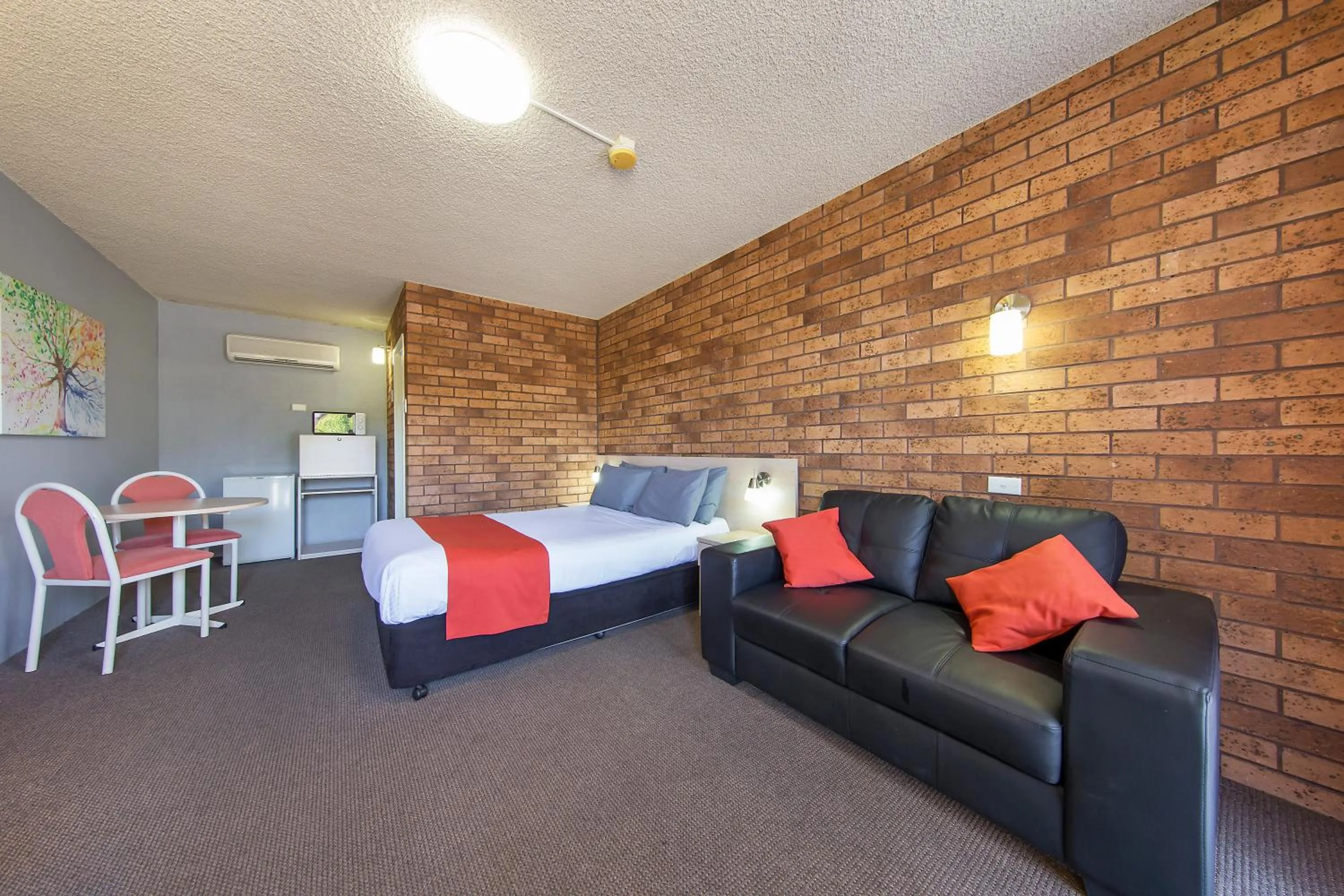 Photo of the whole room, Bed in Comfort Inn Dubbo City