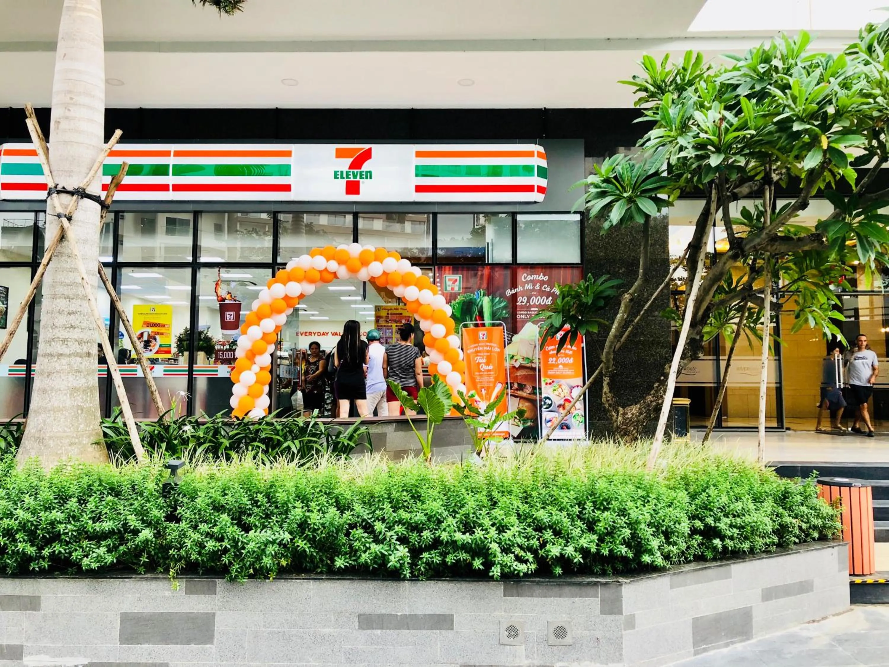 Supermarket/grocery shop in Saigon Sirius