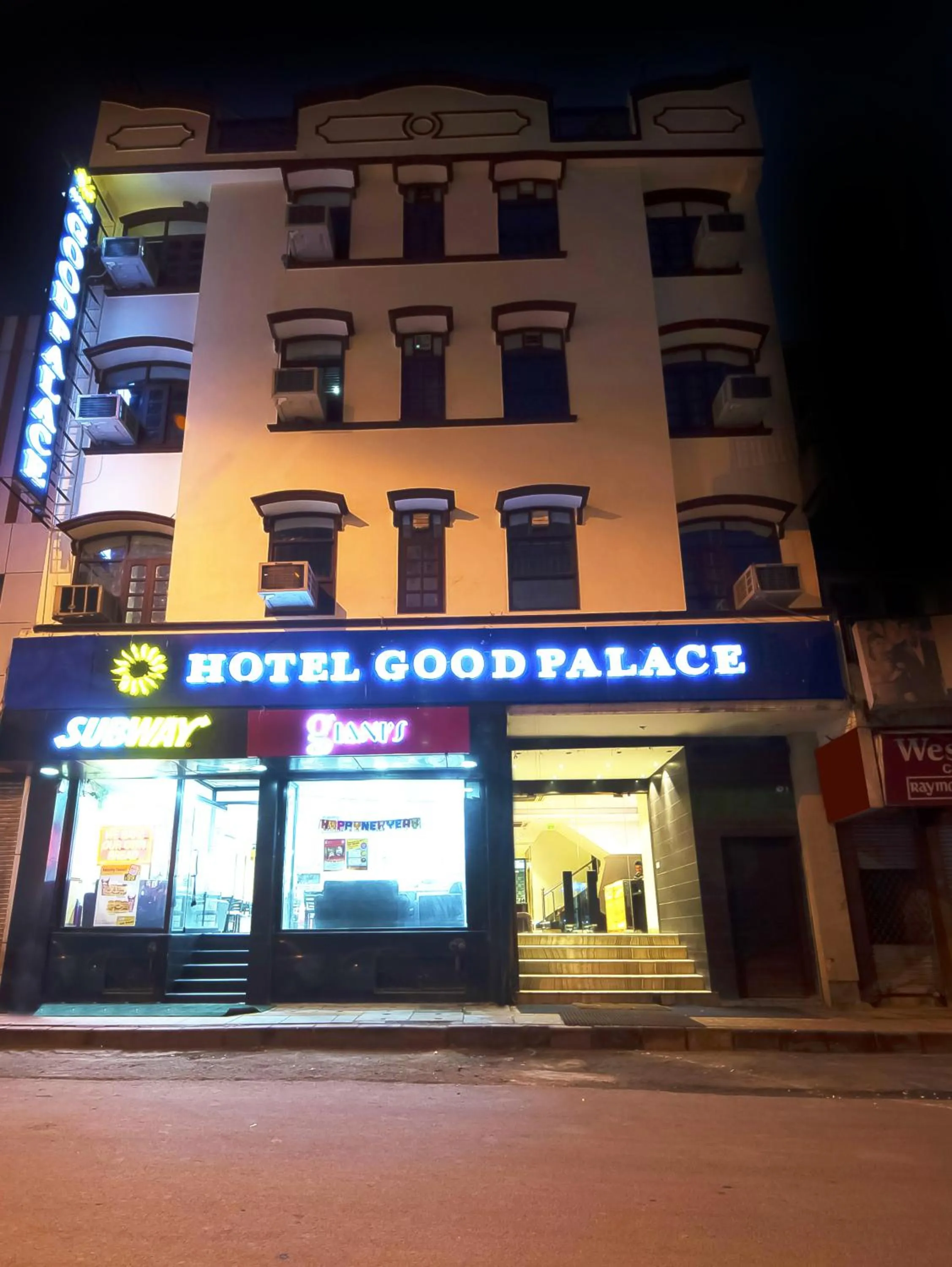 Facade/entrance in Hotel Good Palace