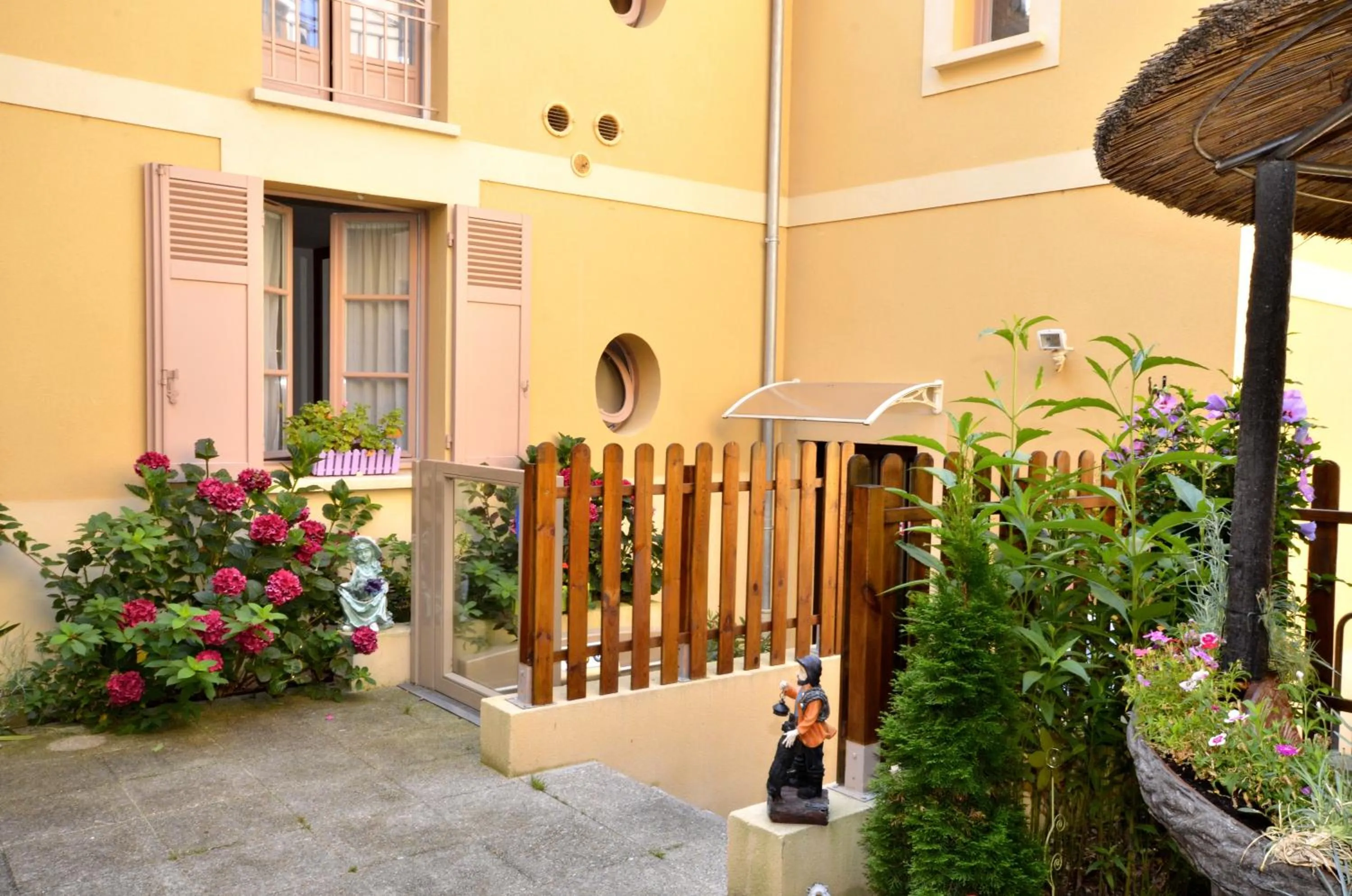Facade/entrance in Hôtel du Fort