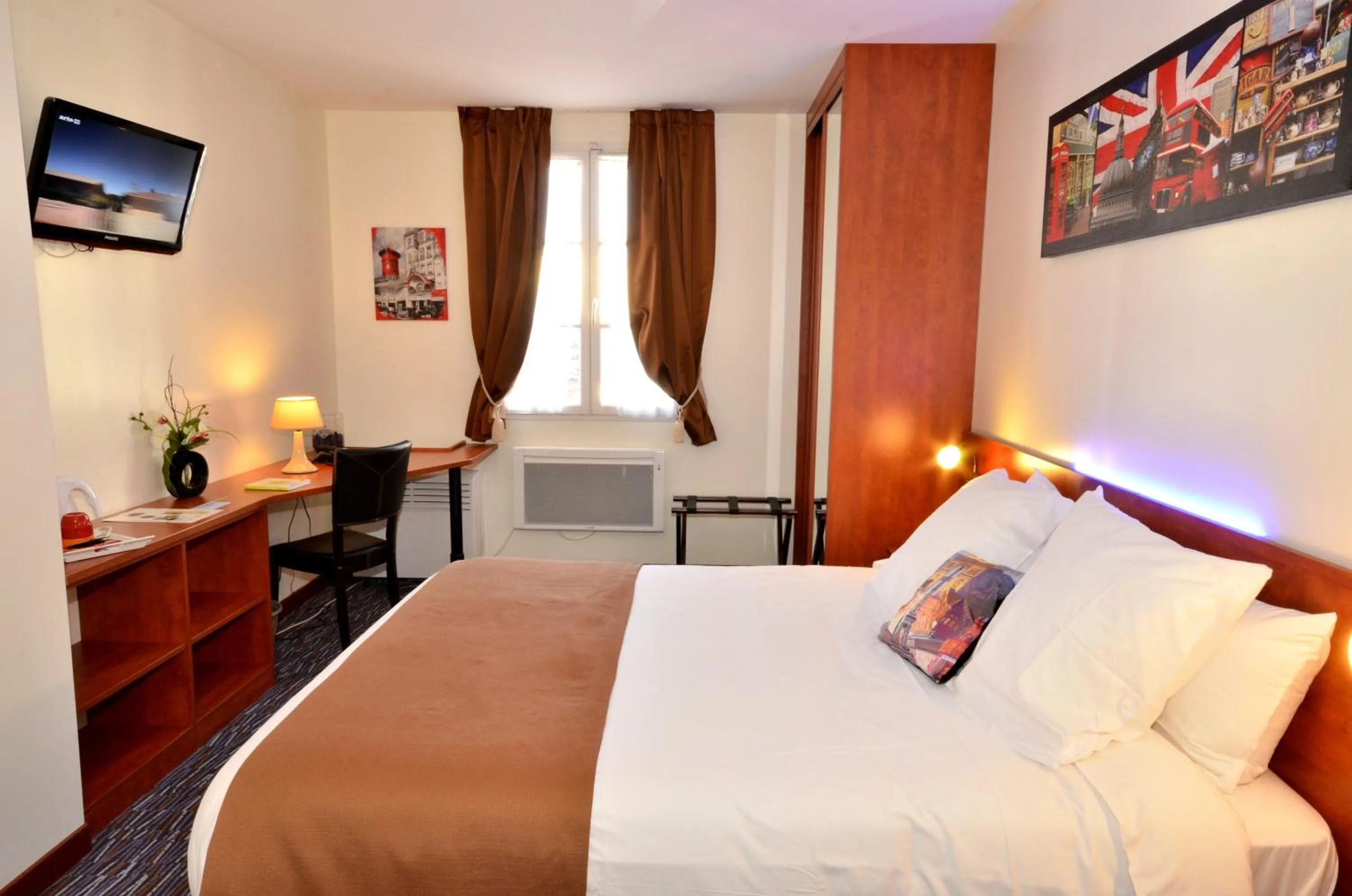 Bedroom, Bed in Hôtel du Fort