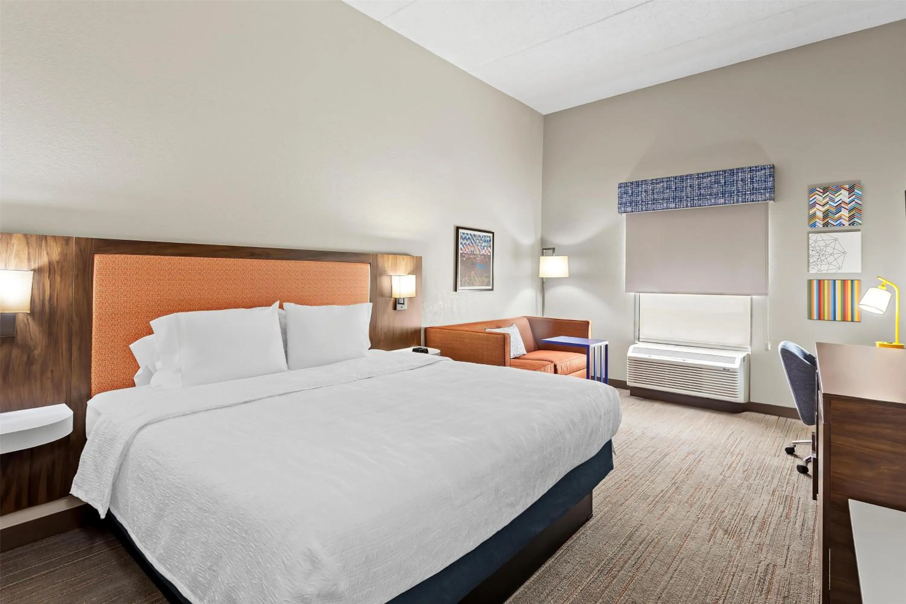 Bed in Hampton Inn & Suites Bolingbrook