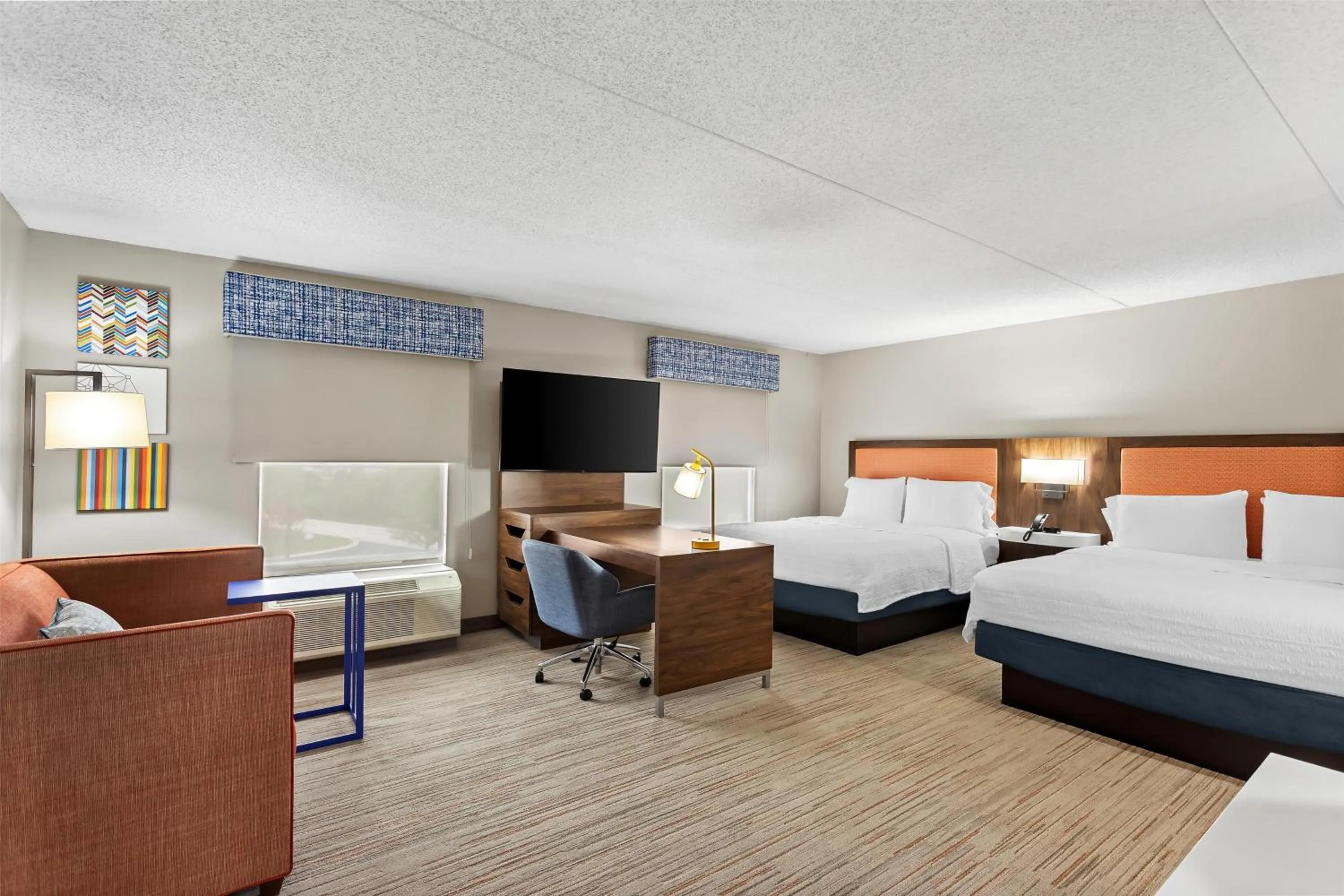 Living room, Bed in Hampton Inn & Suites Bolingbrook