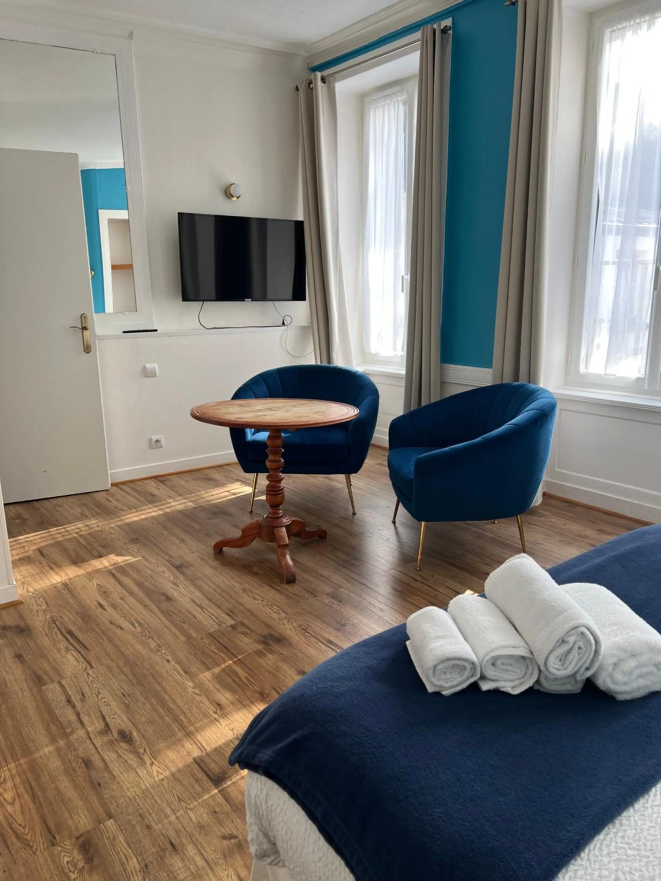 TV and multimedia in Hôtel Les Quais