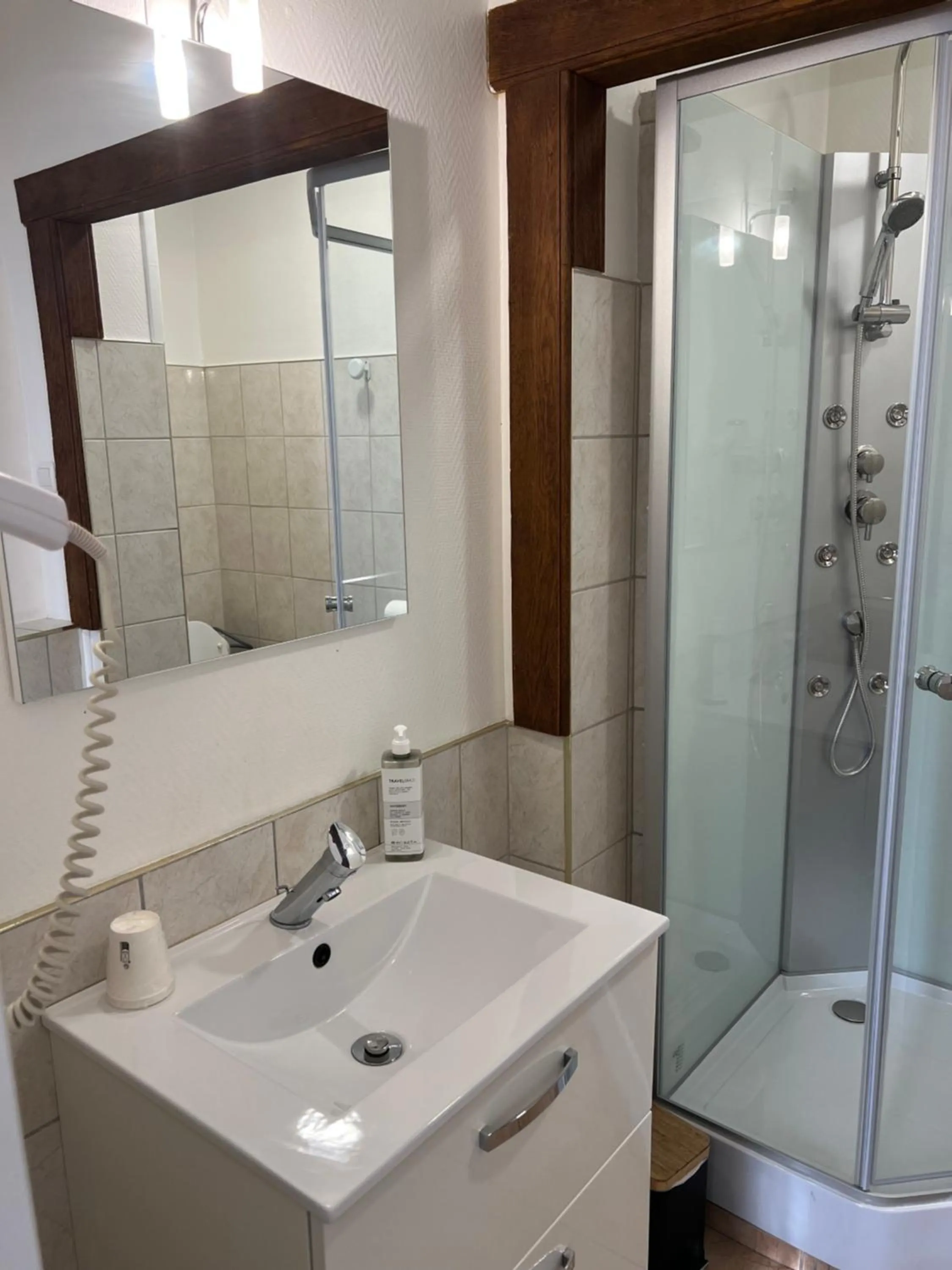 Shower in Hôtel Les Quais