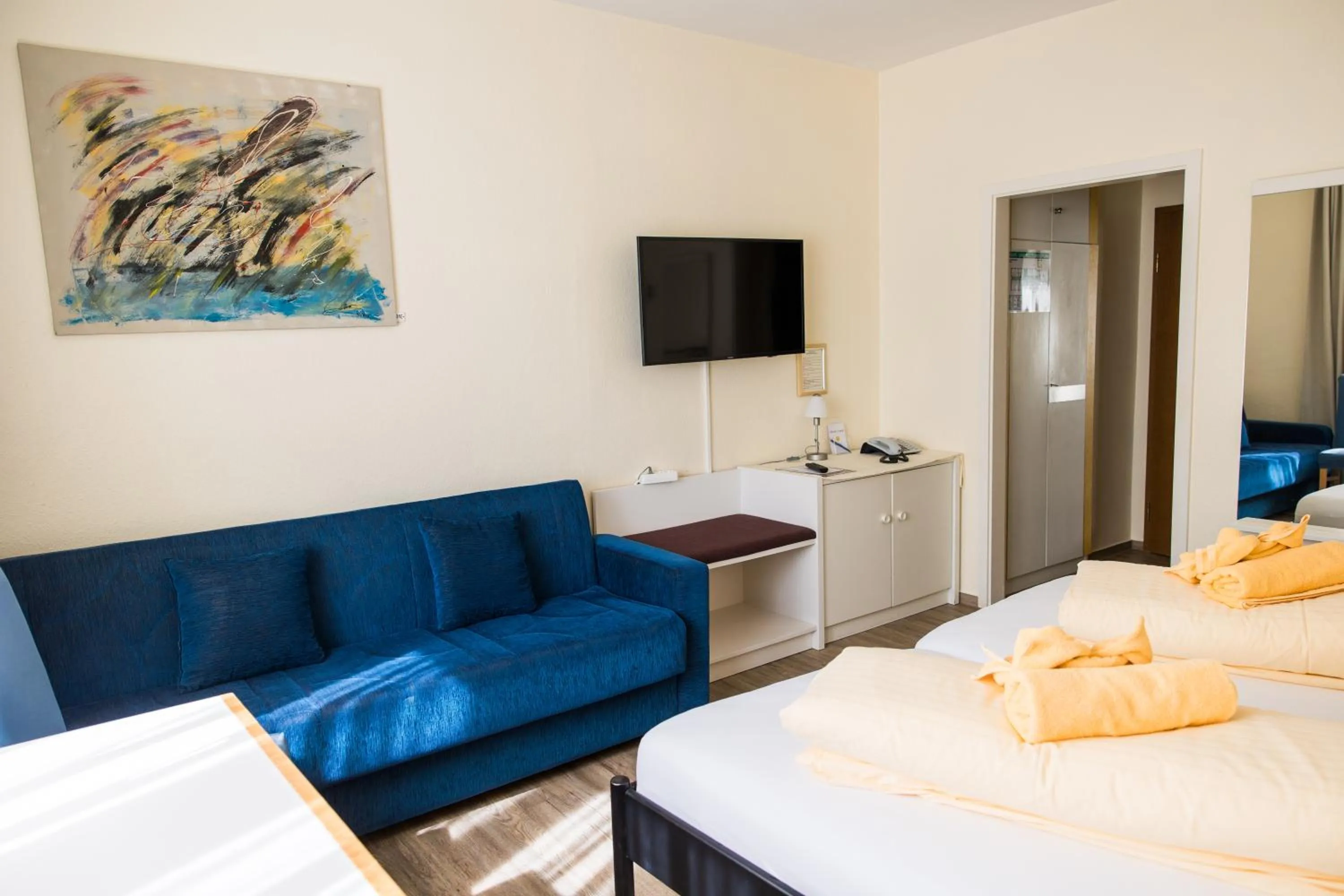 Lake view, Bed in Hotel & Restaurant Mainaublick