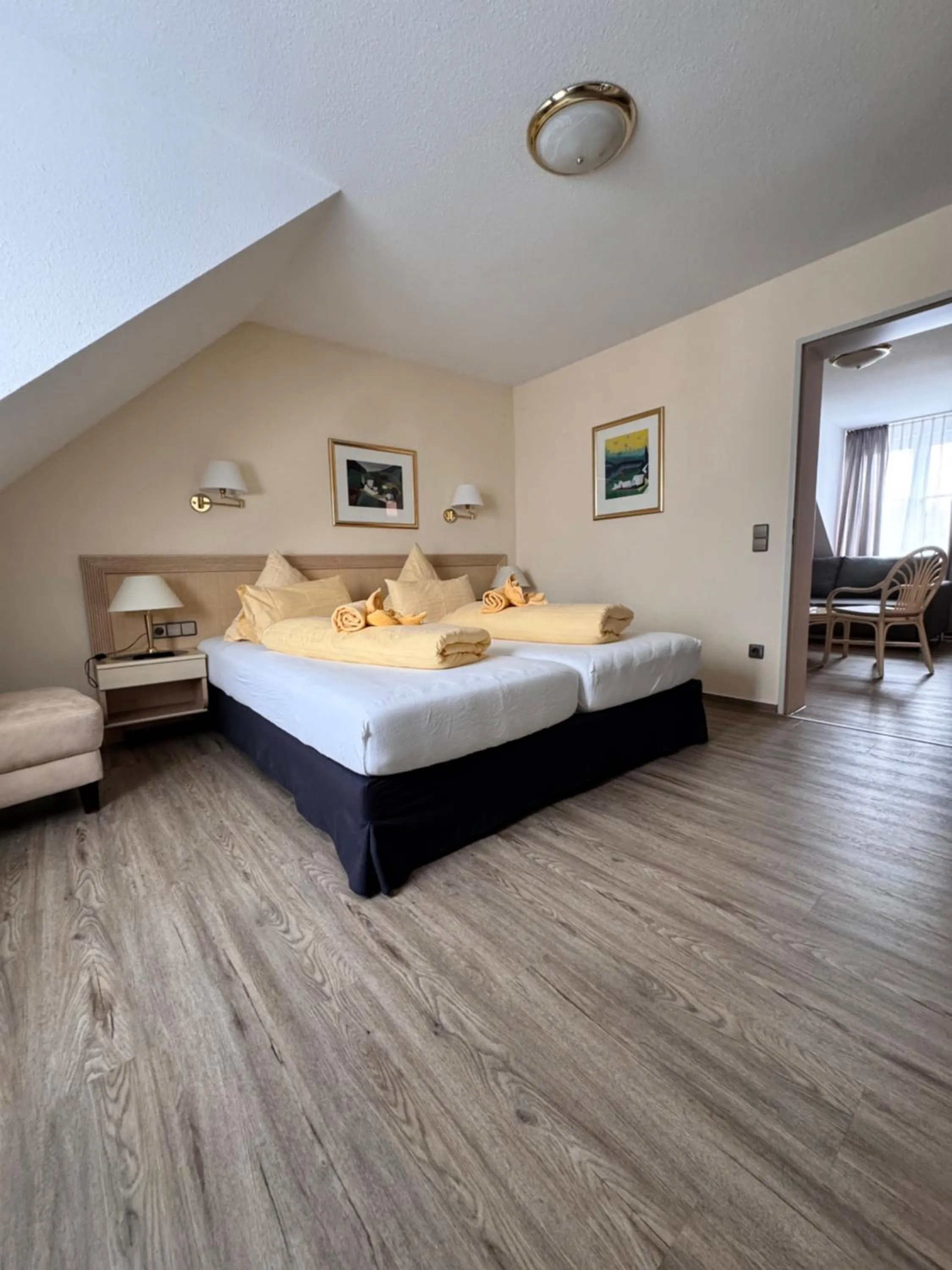 Living room, Bed in Hotel & Restaurant Mainaublick