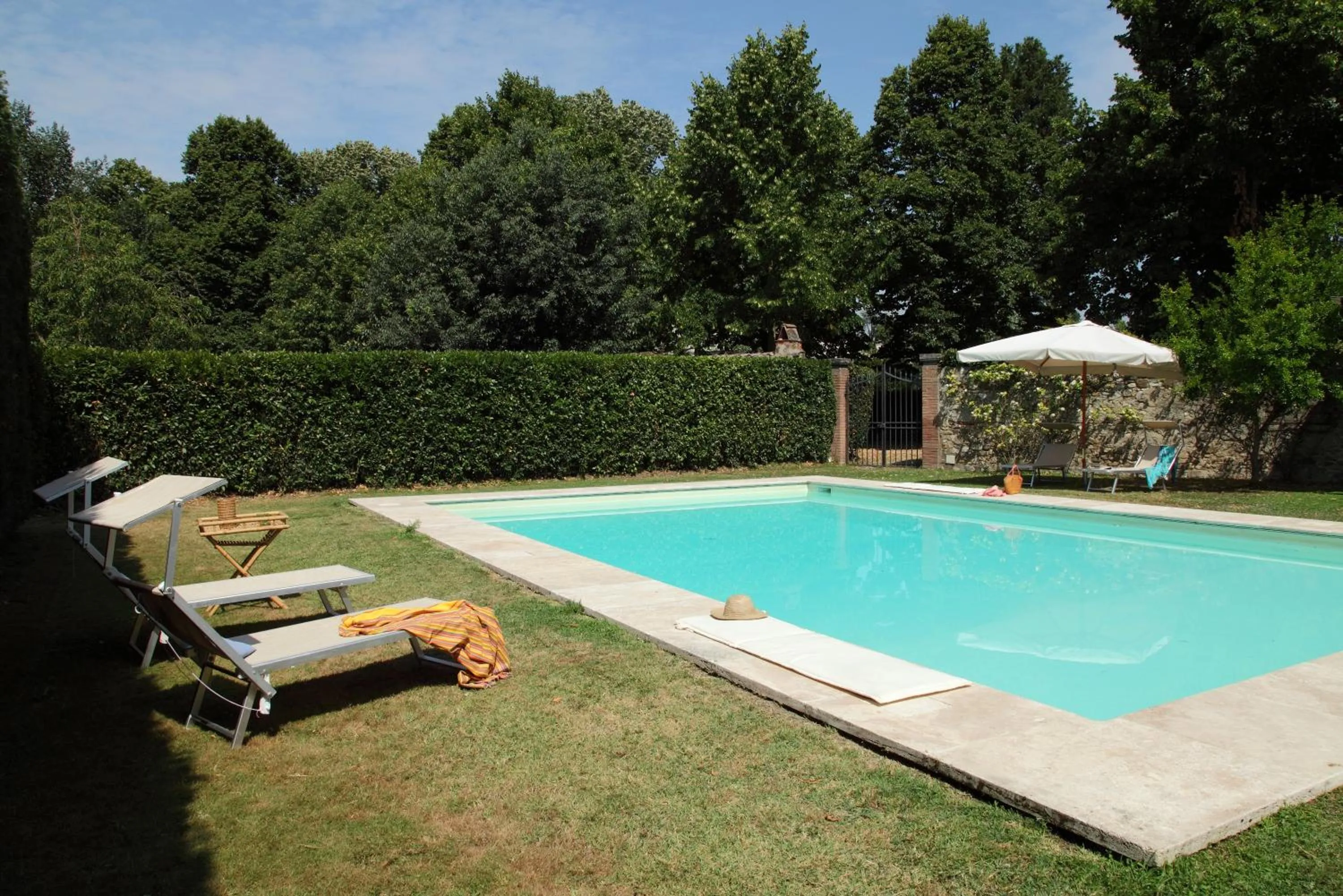 Swimming pool in Rovezzano B&B