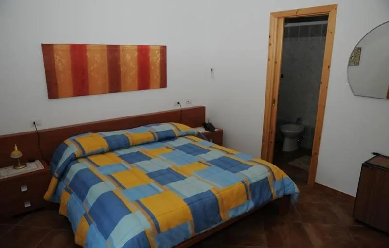 Photo of the whole room, Bed in Hotel California