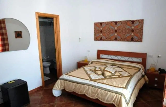 Photo of the whole room, Bed in Hotel California