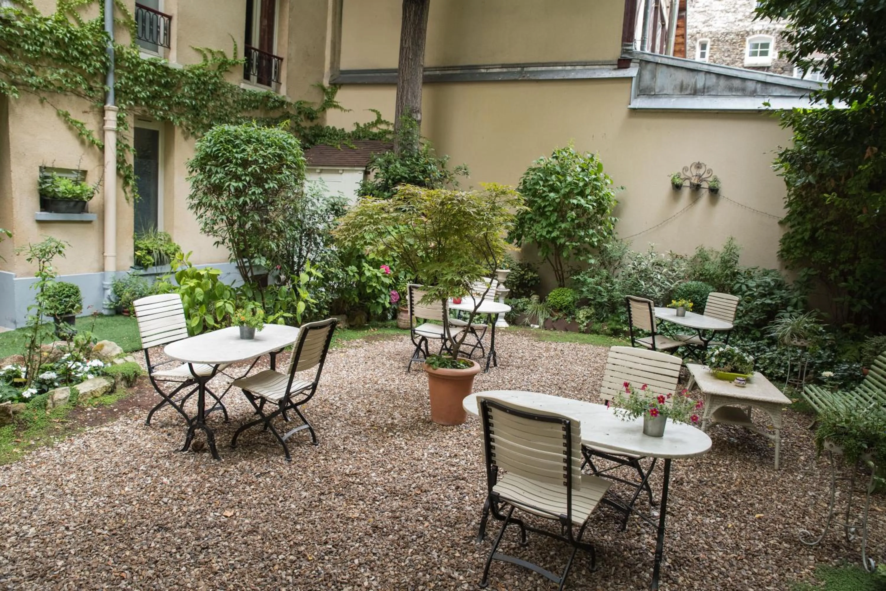 Patio in Hôtel de l'Avre