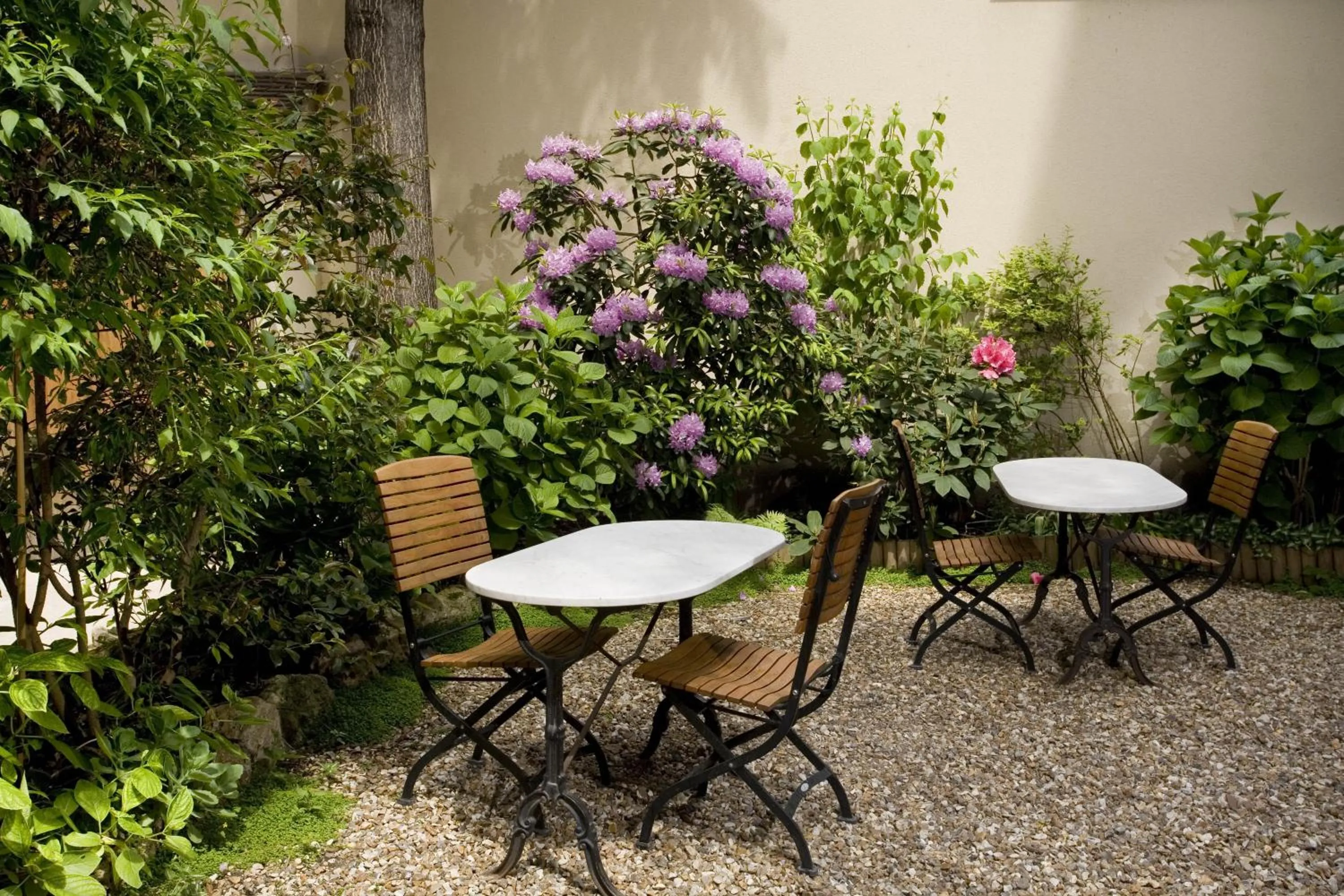 Patio in Hôtel de l'Avre