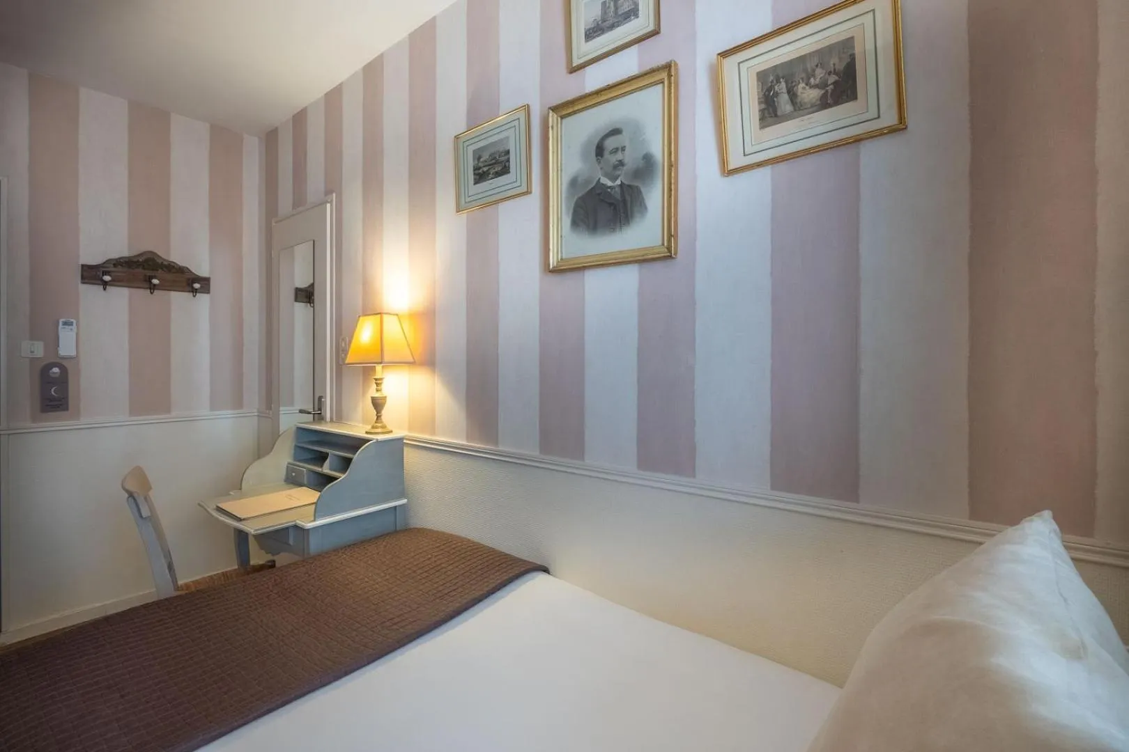 Bedroom, Bed in Hôtel de l'Avre