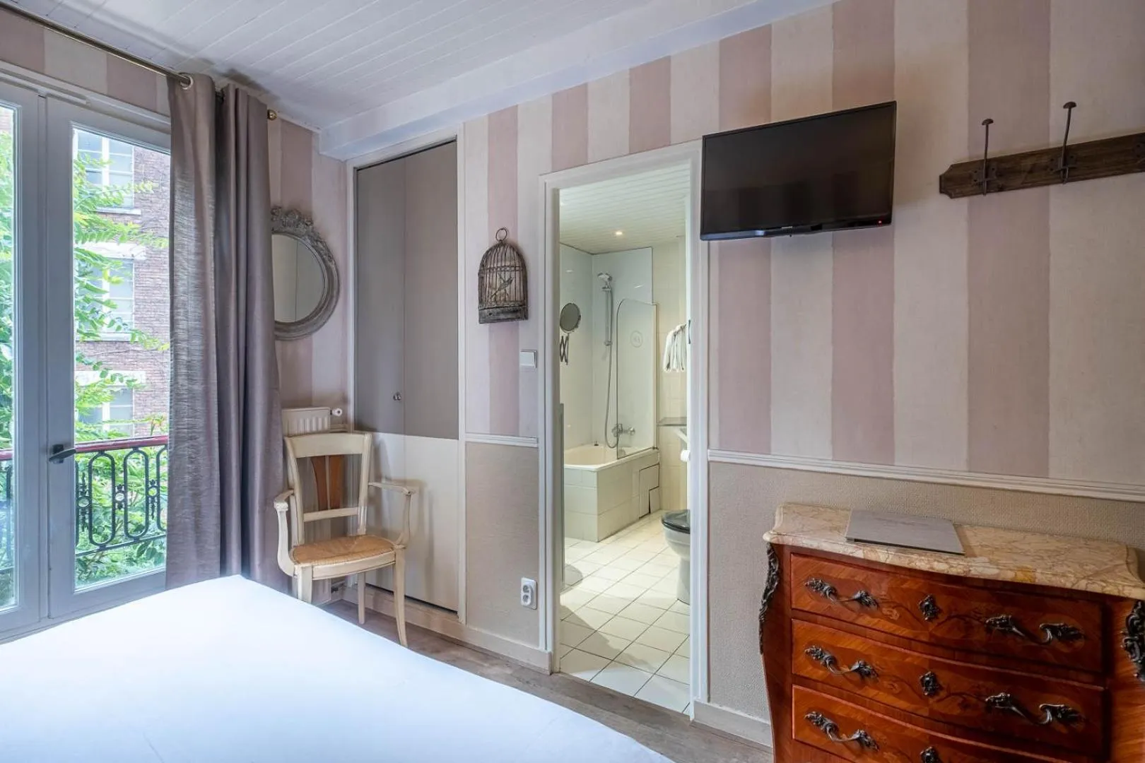 Bedroom, Bed in Hôtel de l'Avre