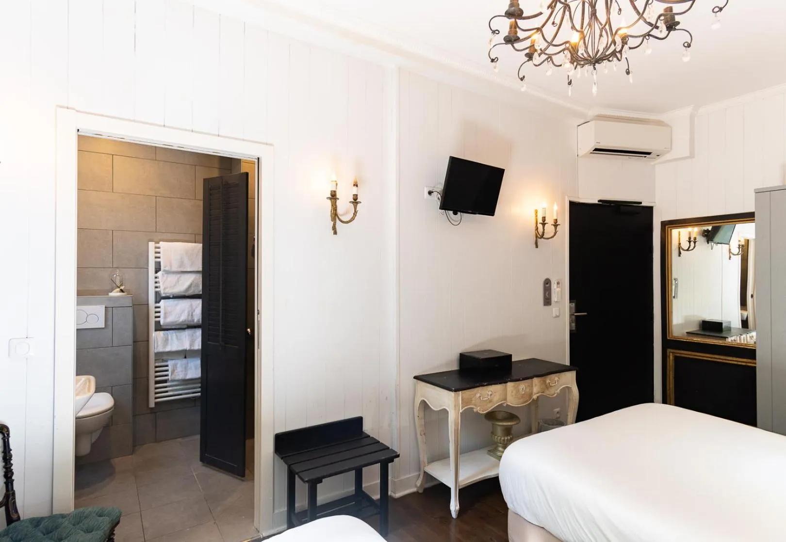 hair dresser, Bed in Hôtel de l'Avre