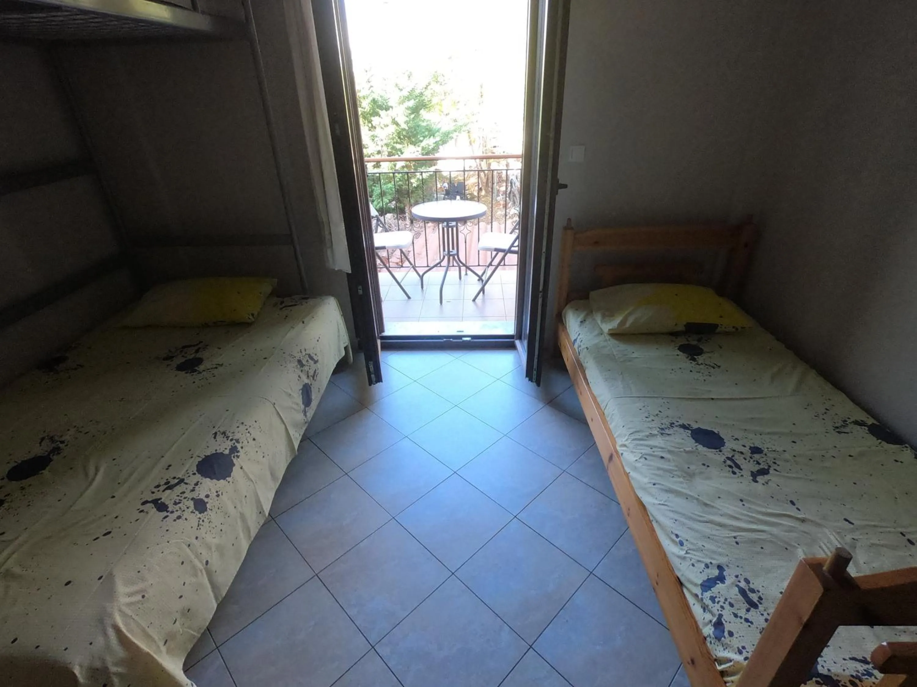 Property building, Bed in Studios Arabas