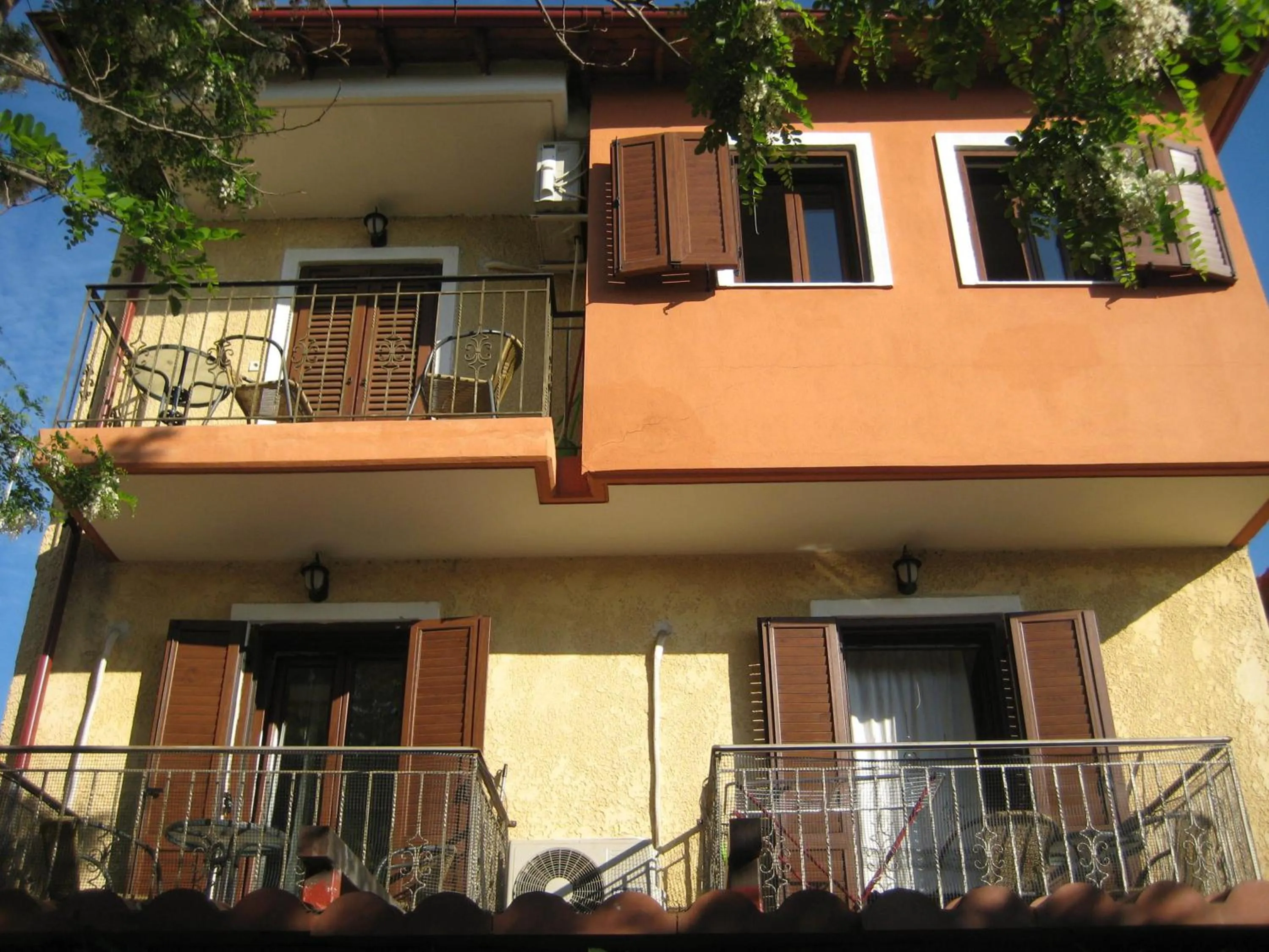 Facade/entrance in Studios Arabas