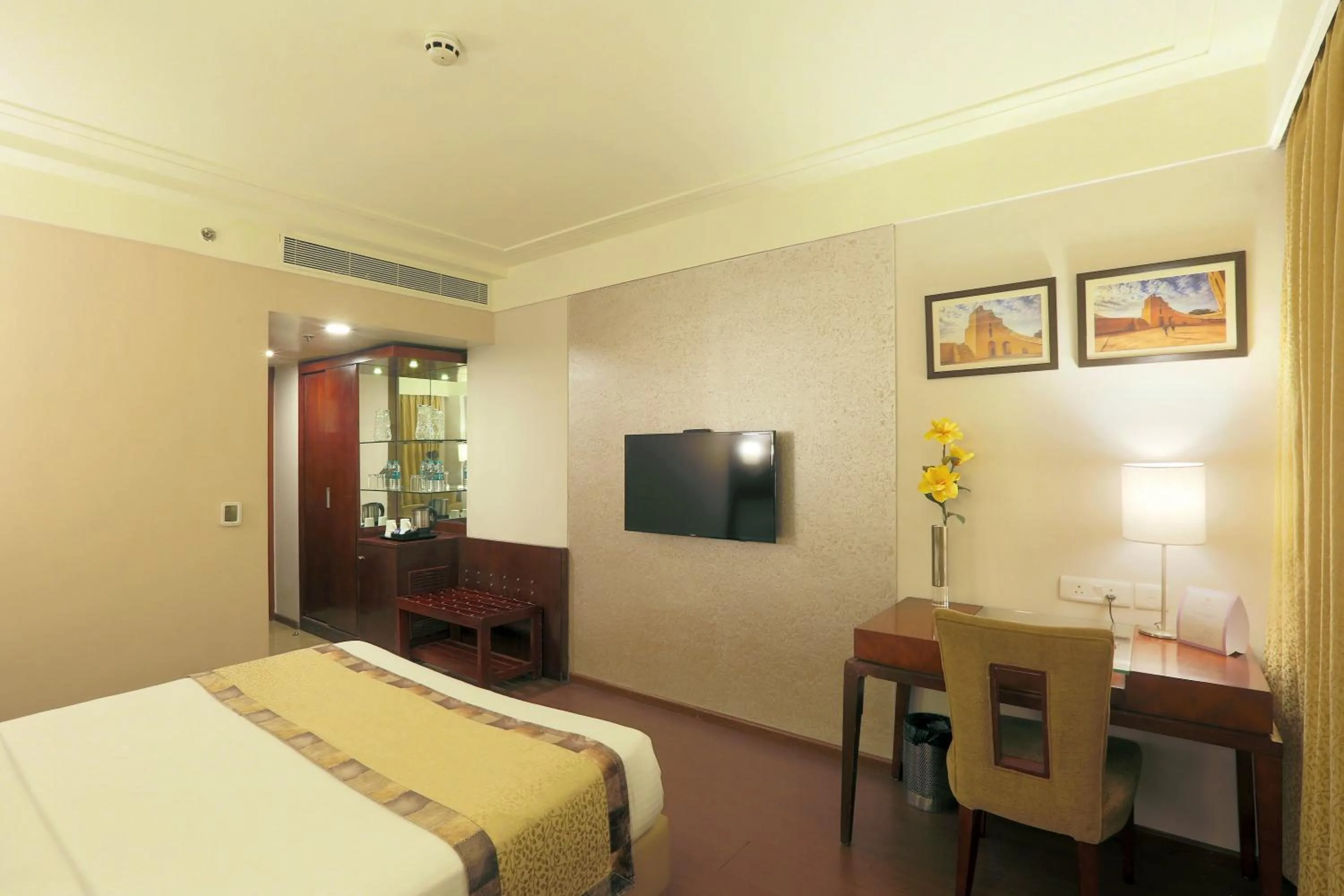 Communal lounge/ TV room, Bed in Vesta International