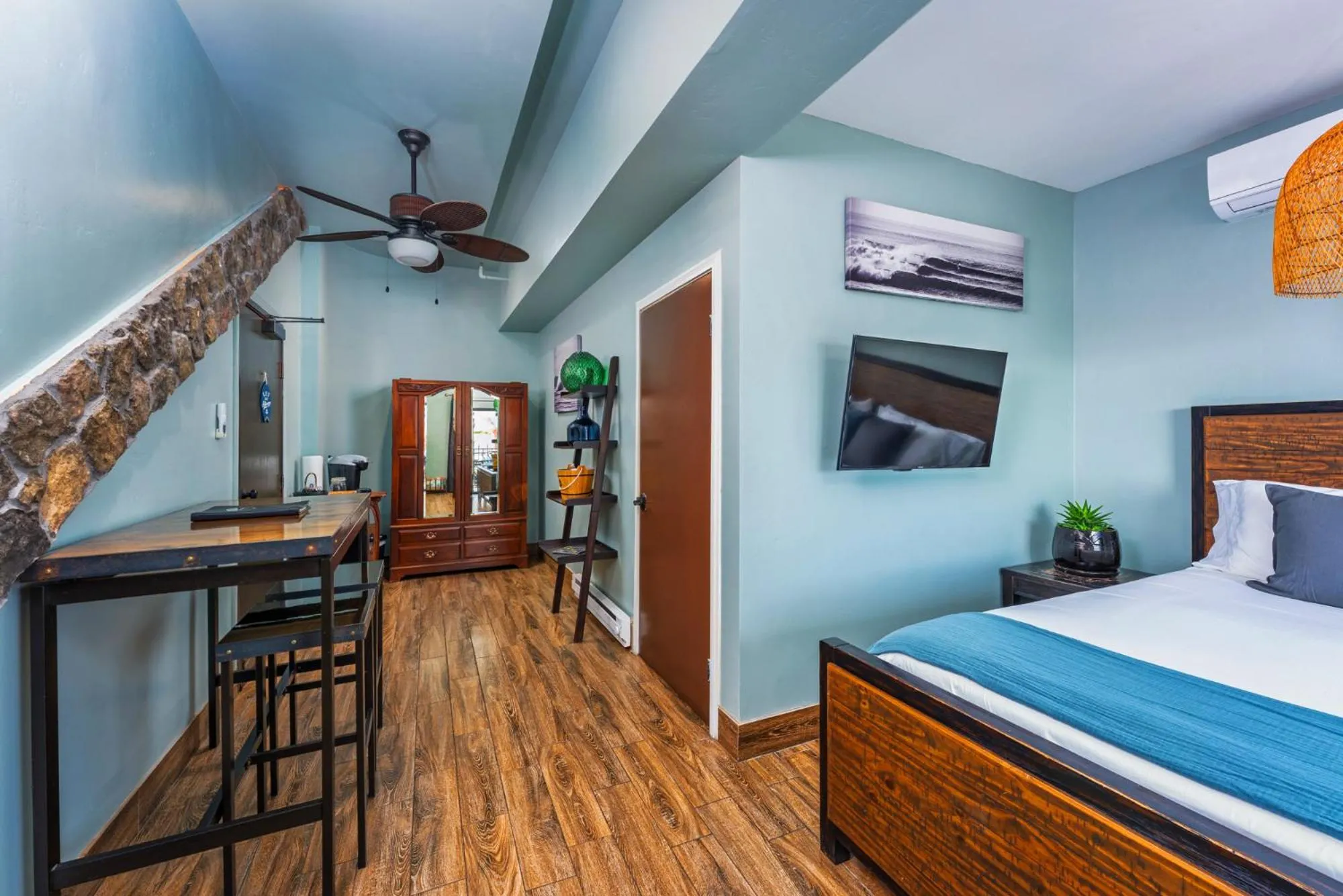 Photo of the whole room, Bed in Nomads Hotel