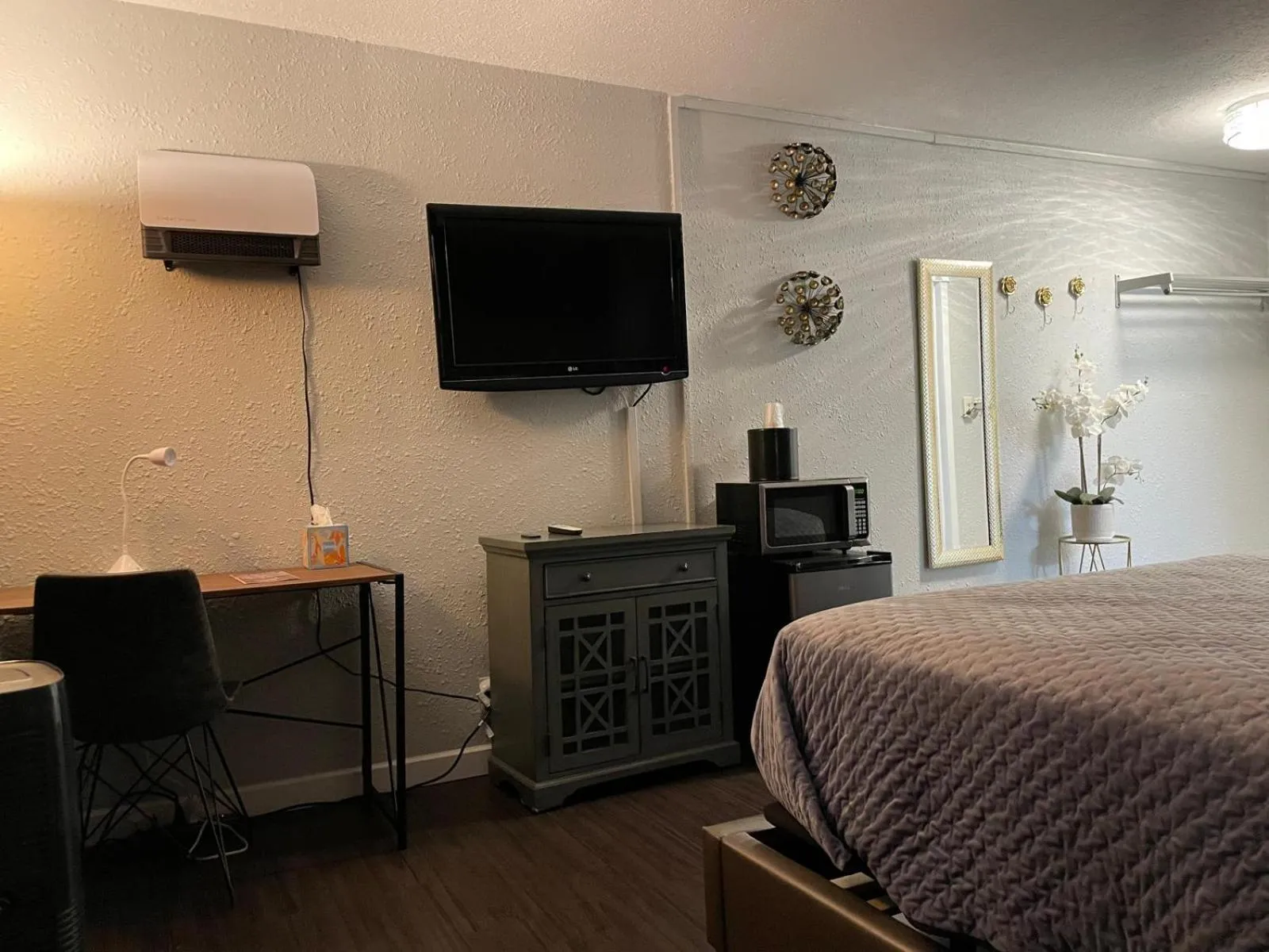 Bed in The Village Inn Hotel