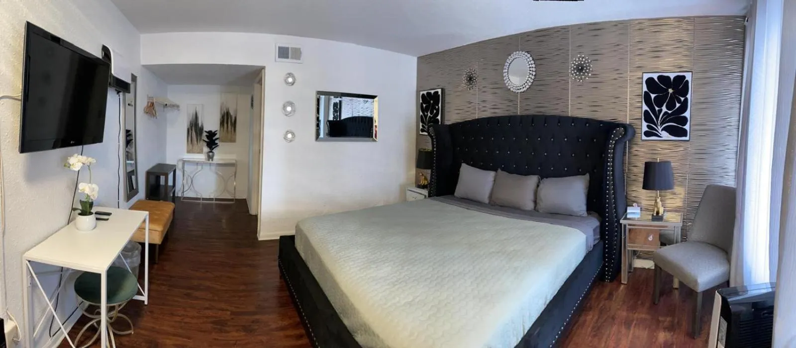 Bed in The Village Inn Hotel