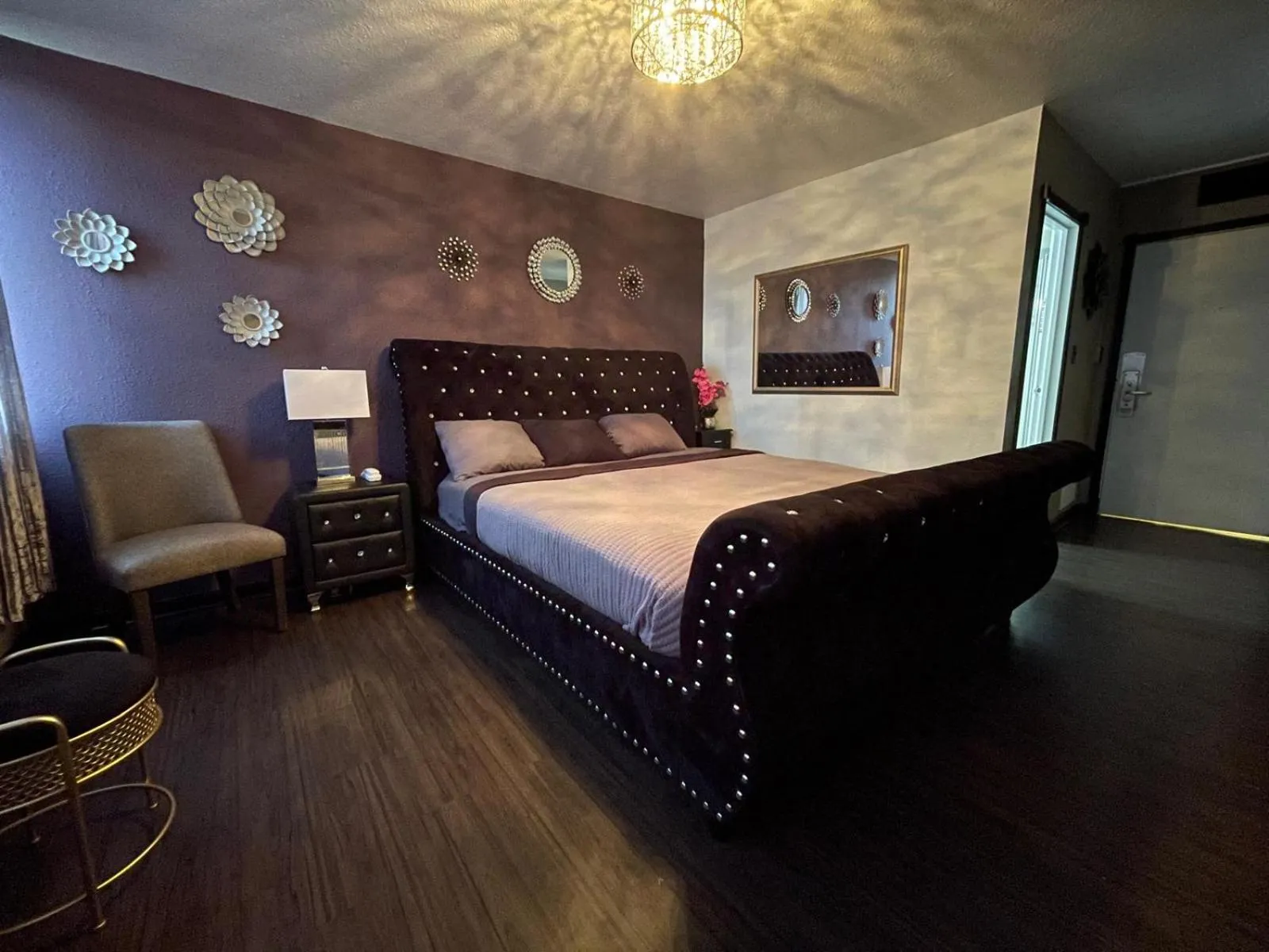 Bed in The Village Inn Hotel