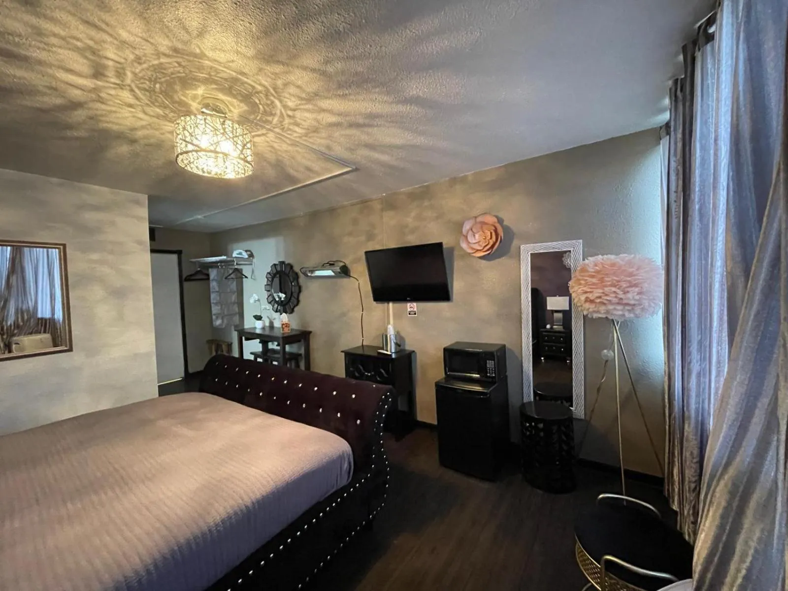 Bed in The Village Inn Hotel