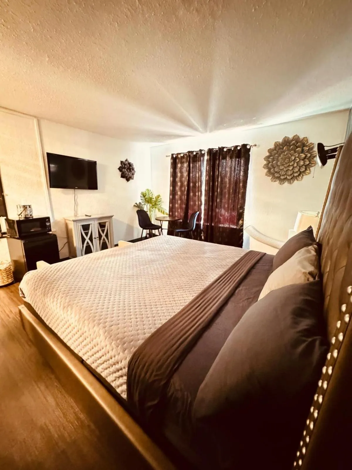 Bed in The Village Inn Hotel