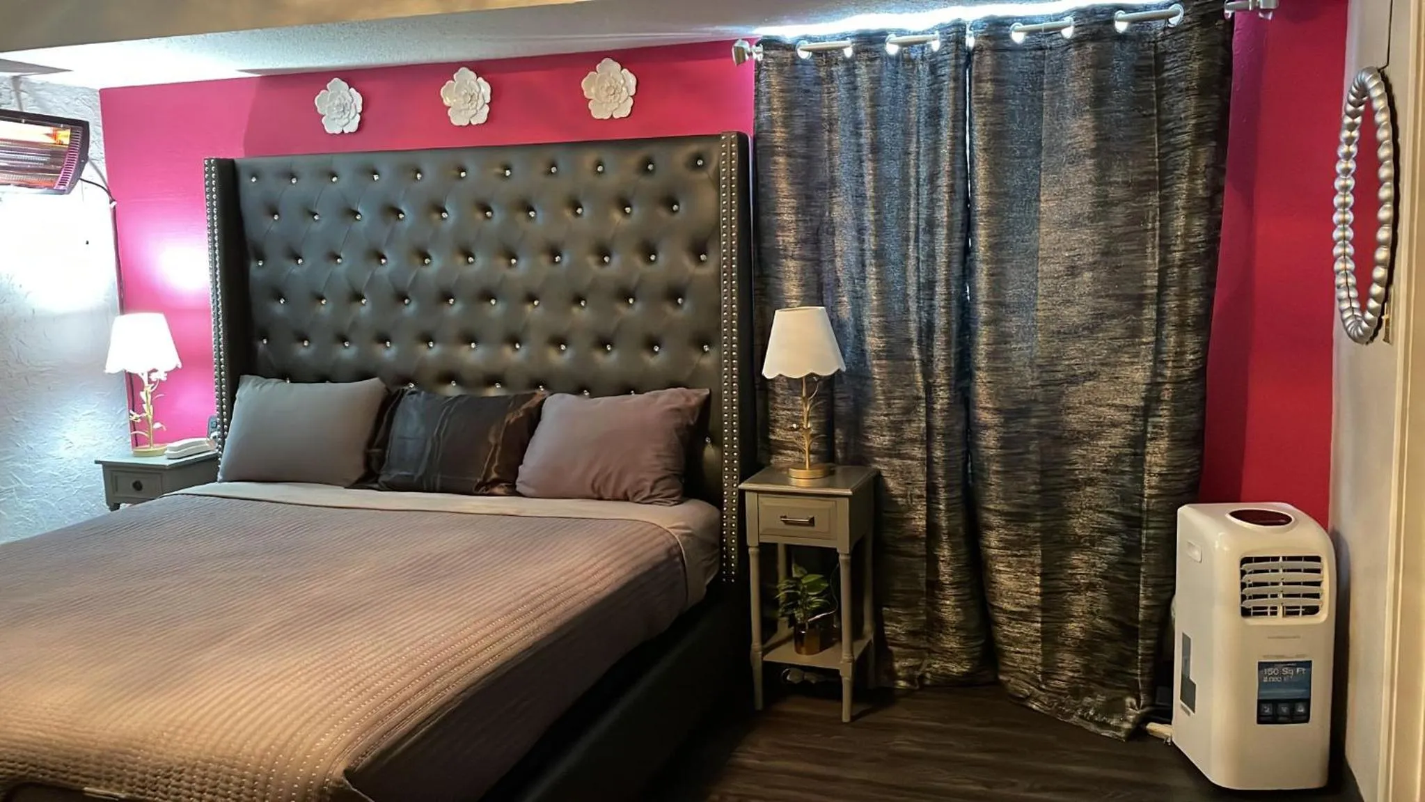 Bed in The Village Inn Hotel