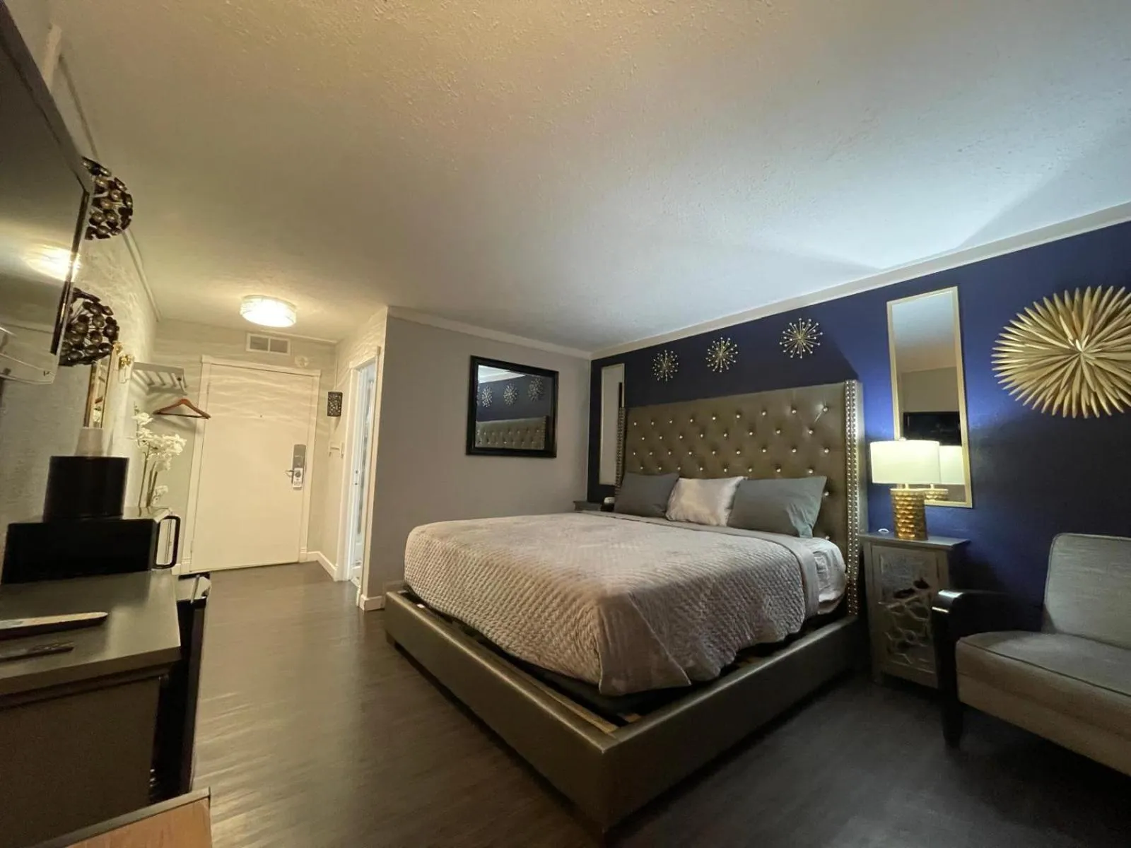 Bed in The Village Inn Hotel