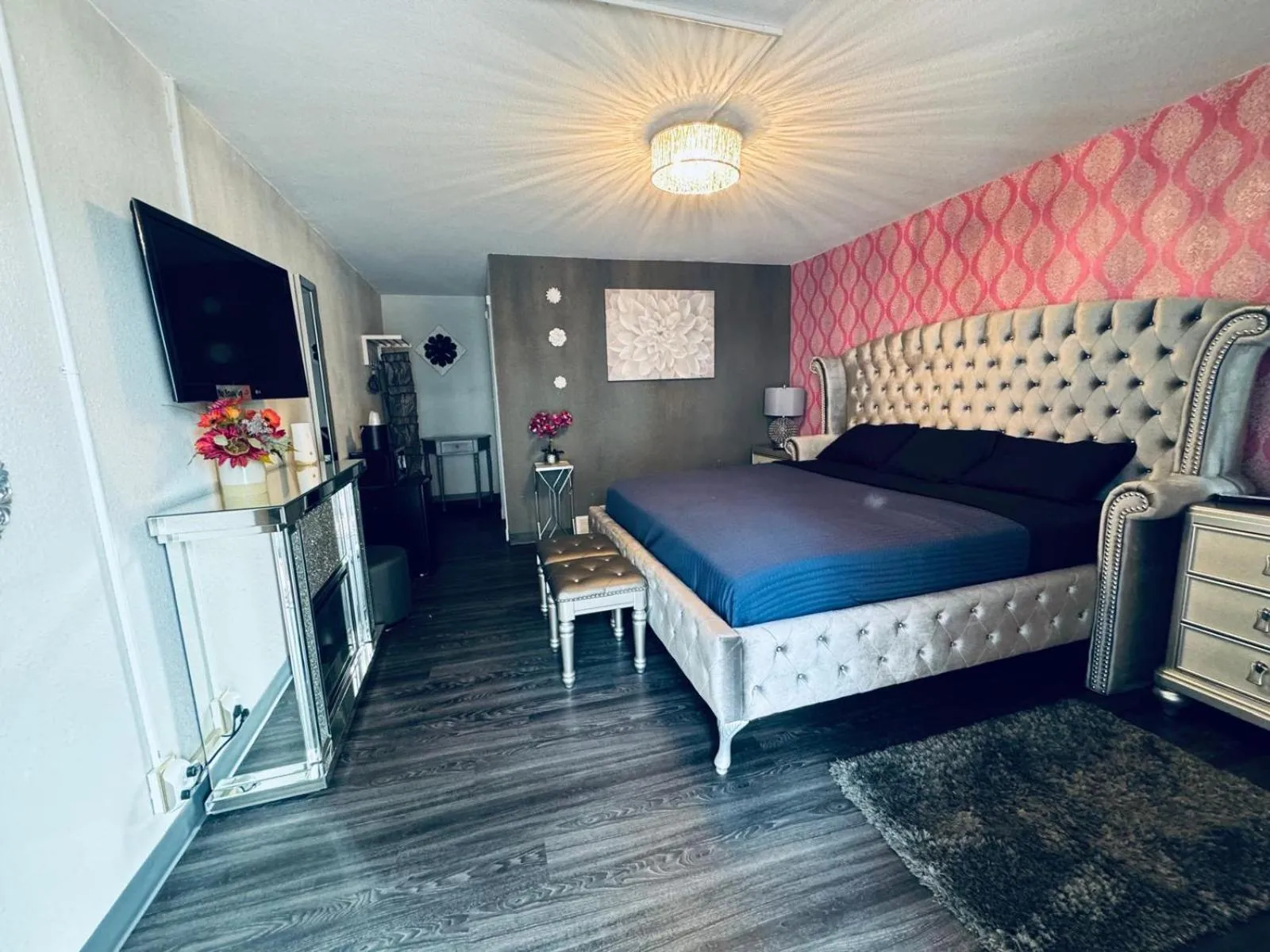 Bed in The Village Inn Hotel