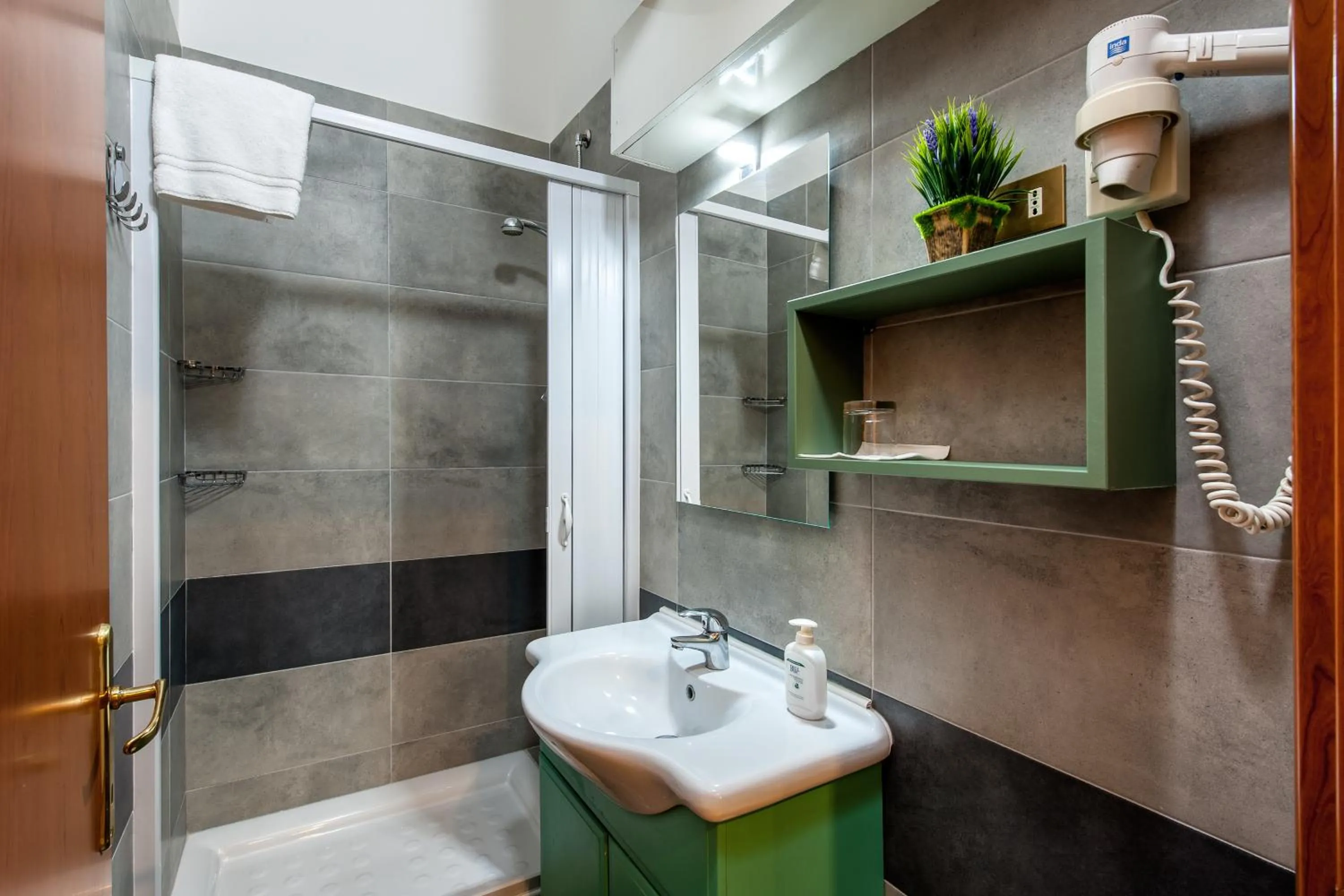 Shower in Alessandro A San Pietro Best Bed