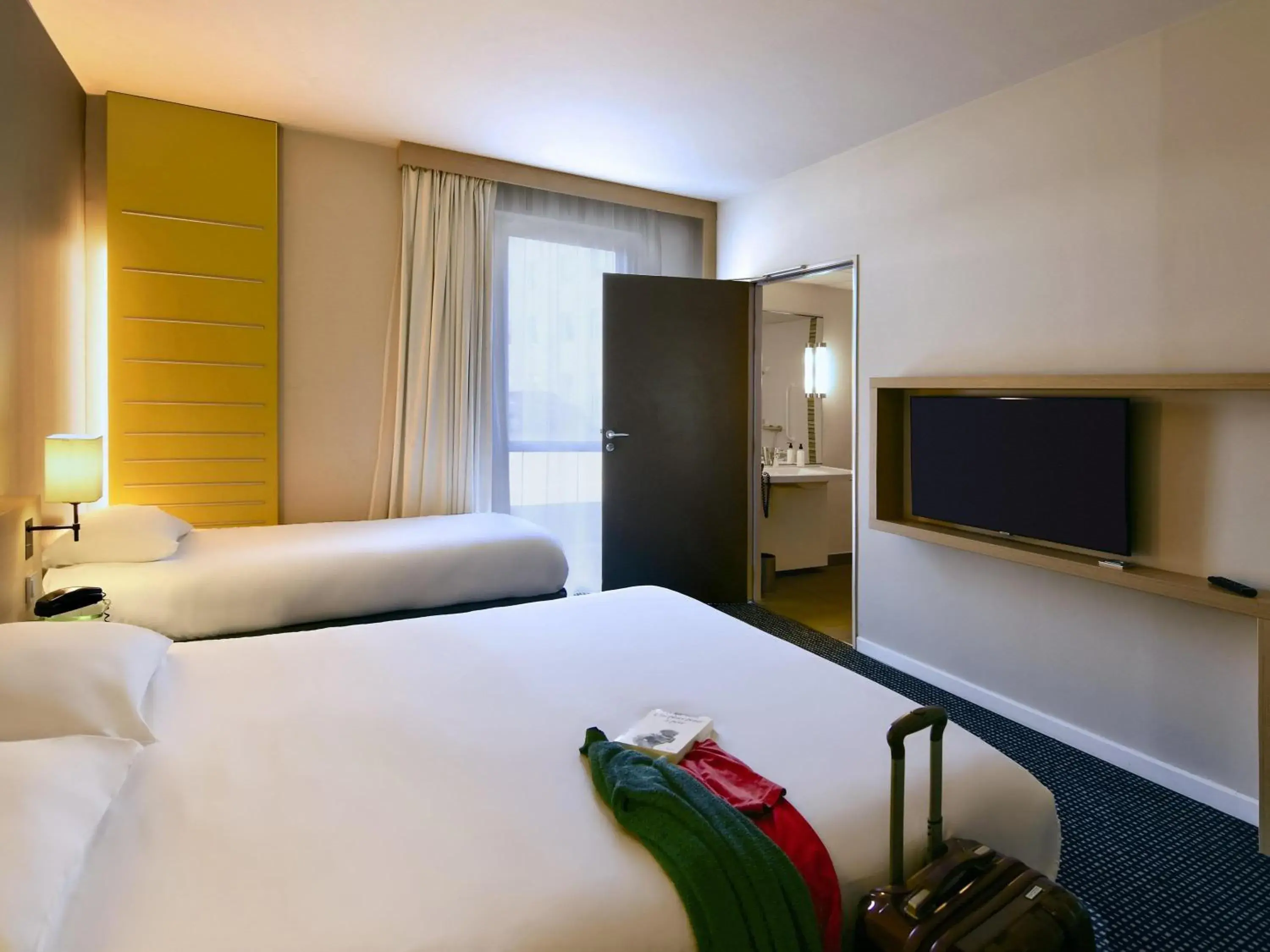 Standard Room with One Double Bed and One Single Bed in ibis Styles Nantes Reze Aéroport Standard Room with One Double Bed and One Single Bed in ibis Styles Nantes Reze Aéroport