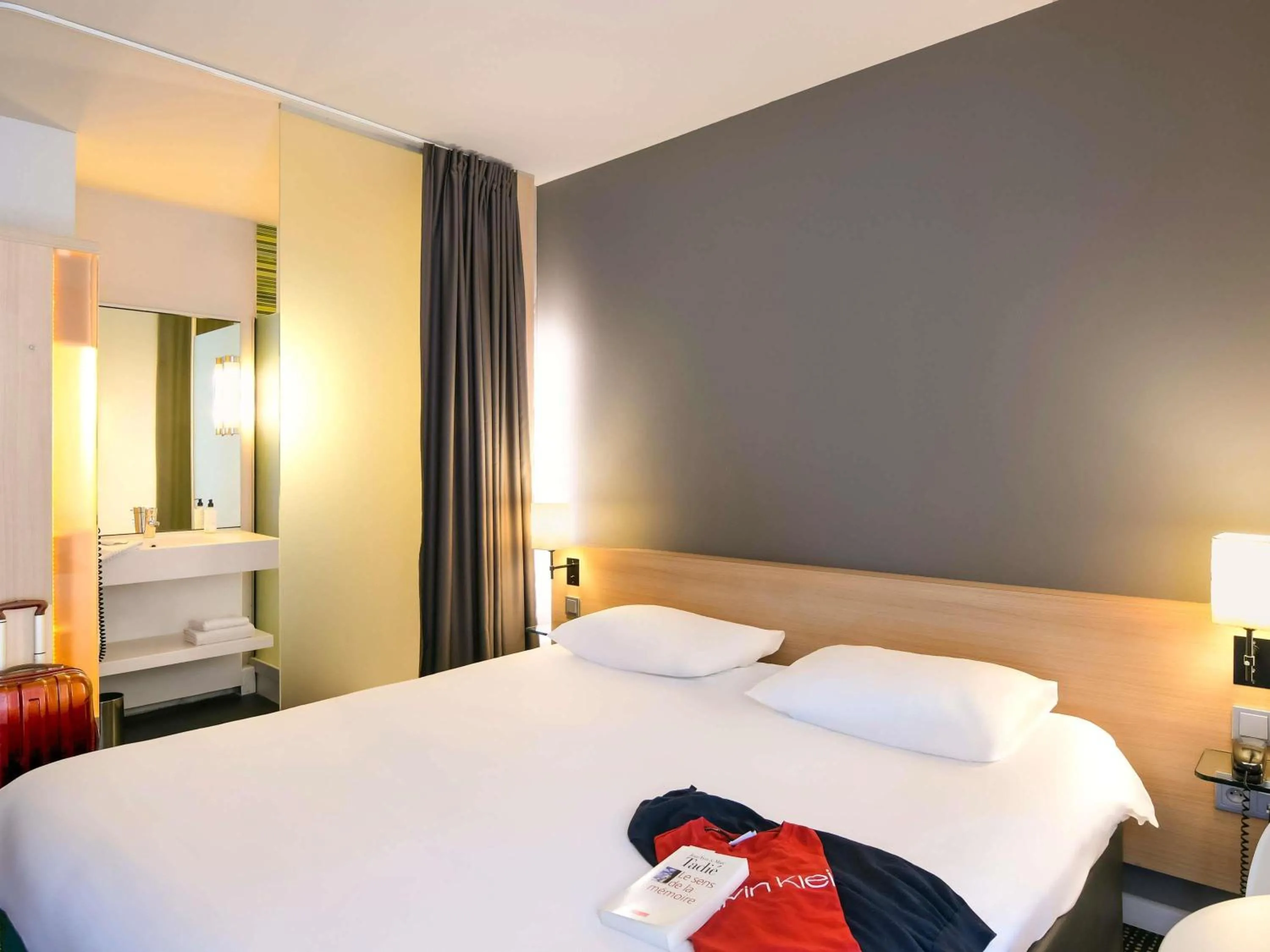 Bedroom, Bed in ibis Styles Nantes Reze Aéroport