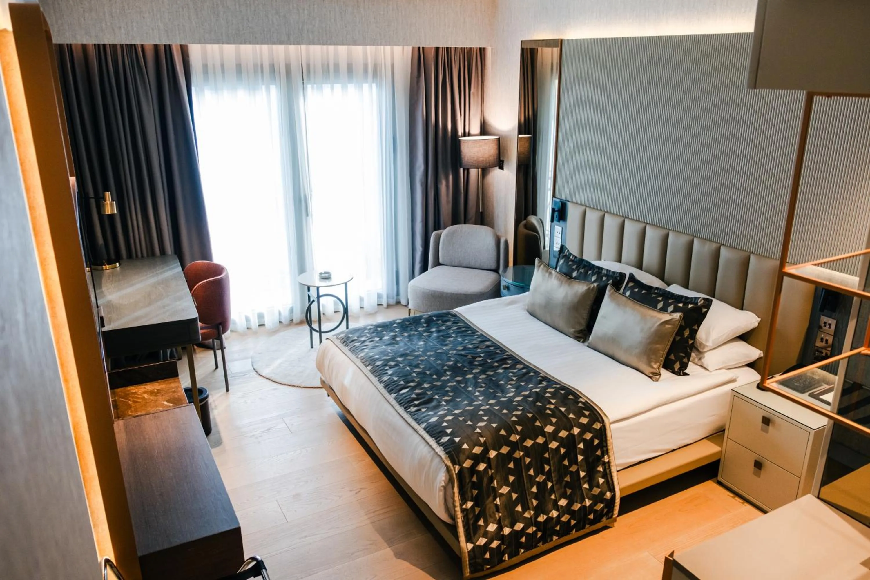 Communal lounge/ TV room, Bed in Rocks Hotel & Casino