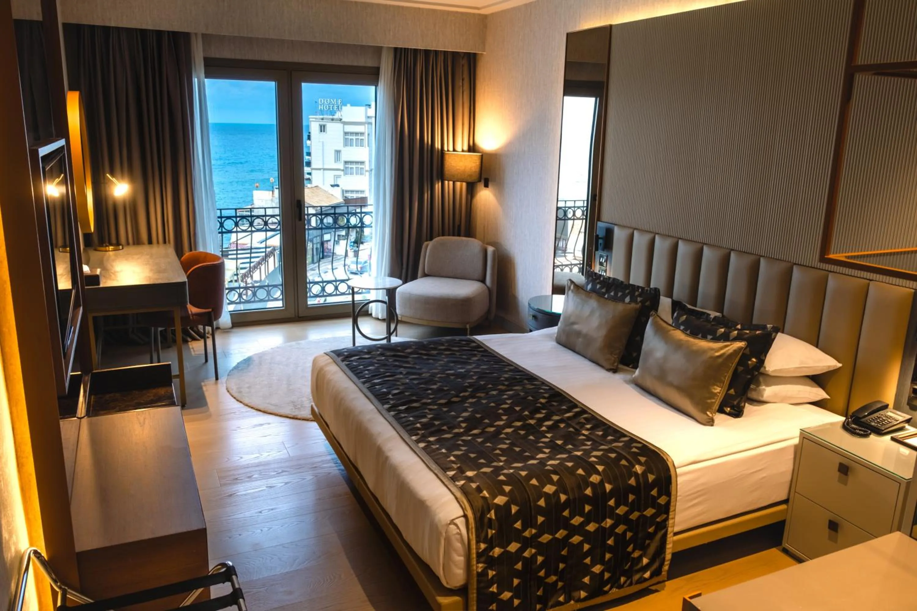 Communal lounge/ TV room, Bed in Rocks Hotel & Casino