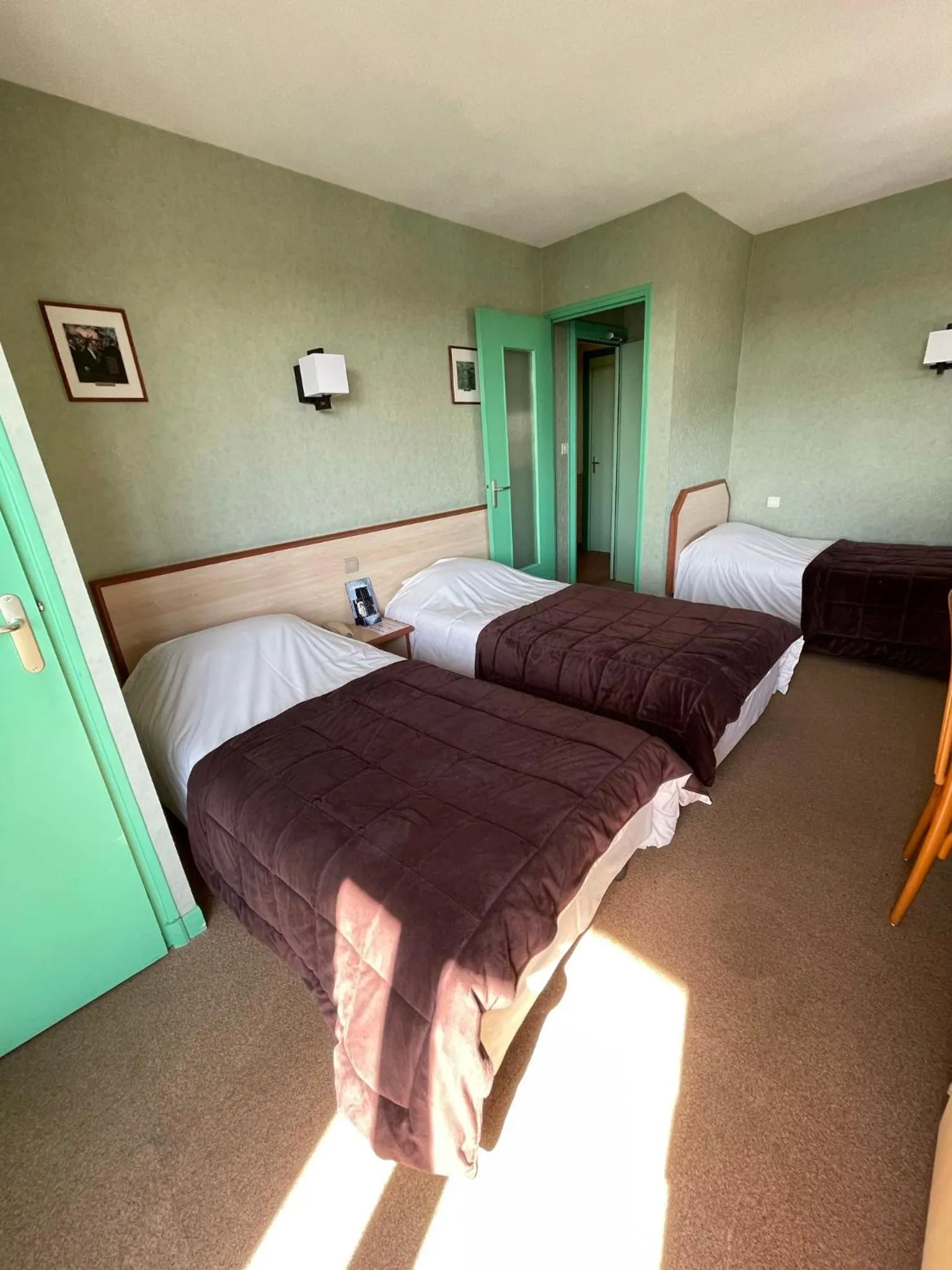 Bed in "Contact Hôtel" Le Saint Rémy - Chalon Sud