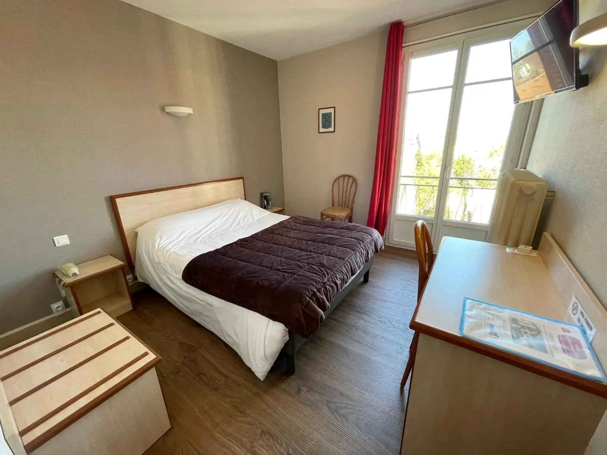Double Room with Balcony in "Contact Hôtel" Le Saint Rémy - Chalon Sud Double Room with Balcony in "Contact Hôtel" Le Saint Rémy - Chalon Sud
