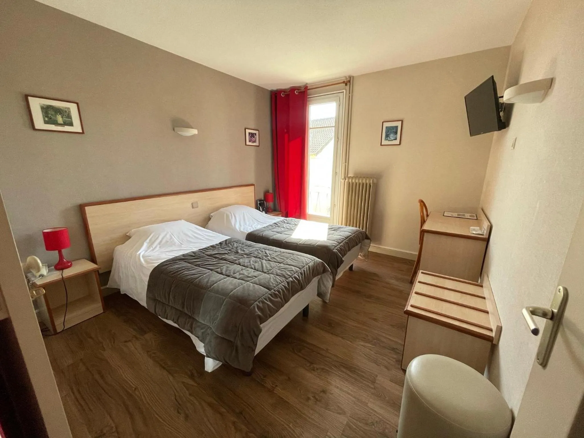 Photo of the whole room, Bed in "Contact Hôtel" Le Saint Rémy - Chalon Sud