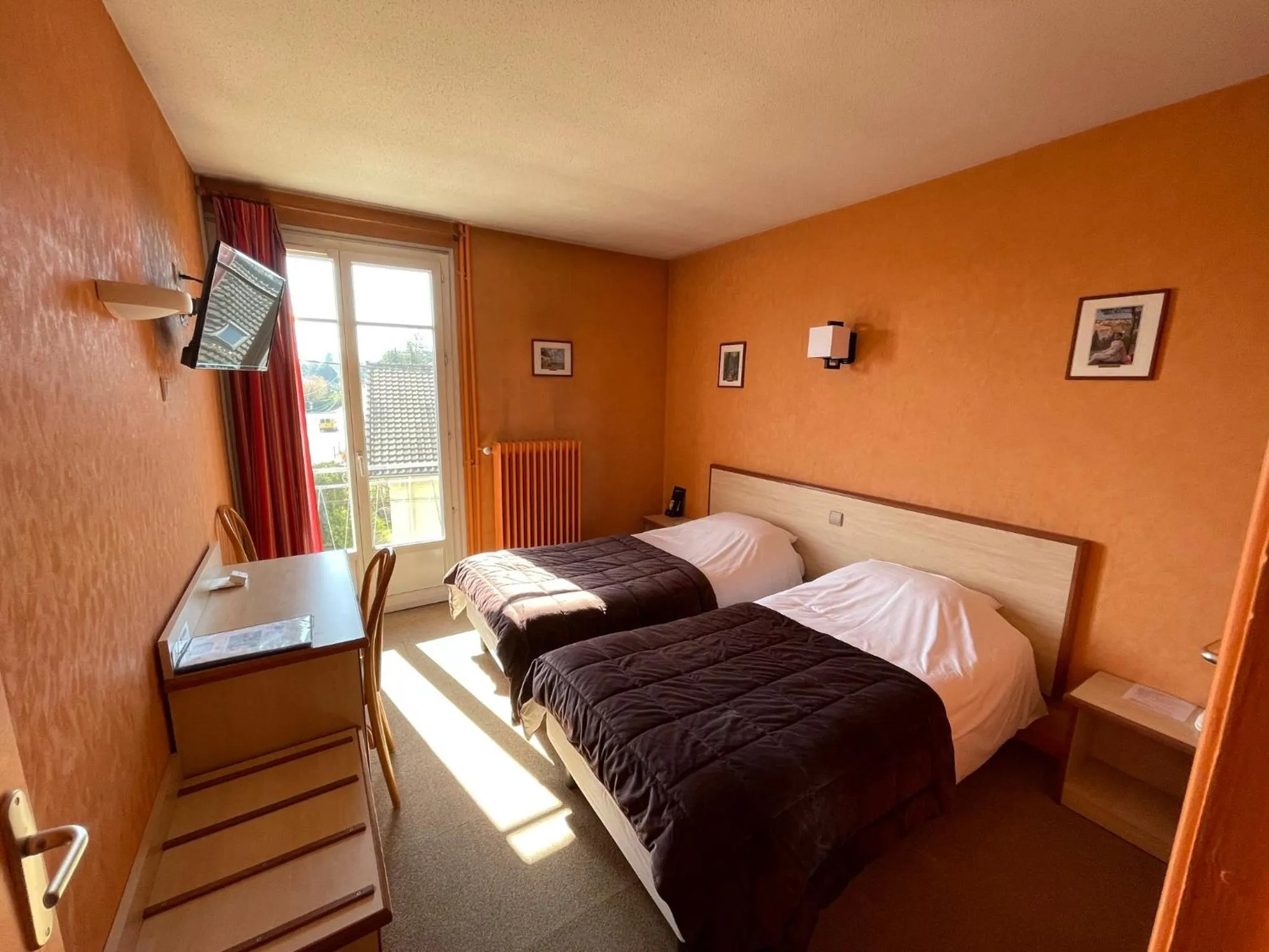 Photo of the whole room, Bed in "Contact Hôtel" Le Saint Rémy - Chalon Sud