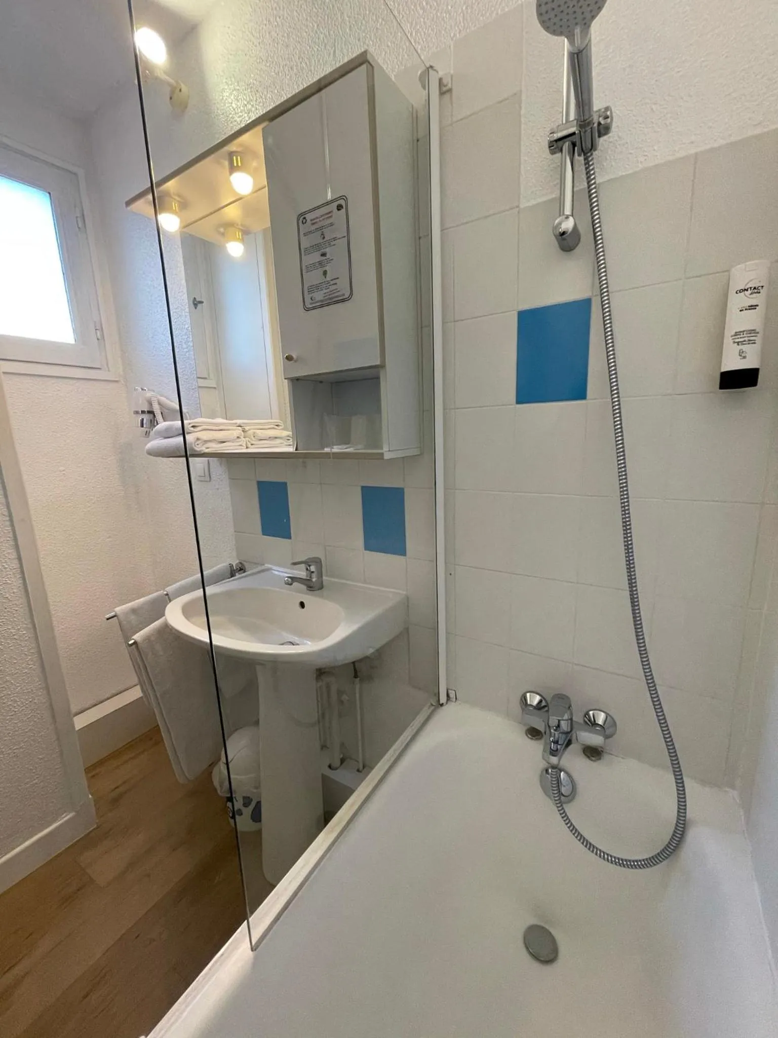 Bathroom in "Contact Hôtel" Le Saint Rémy - Chalon Sud