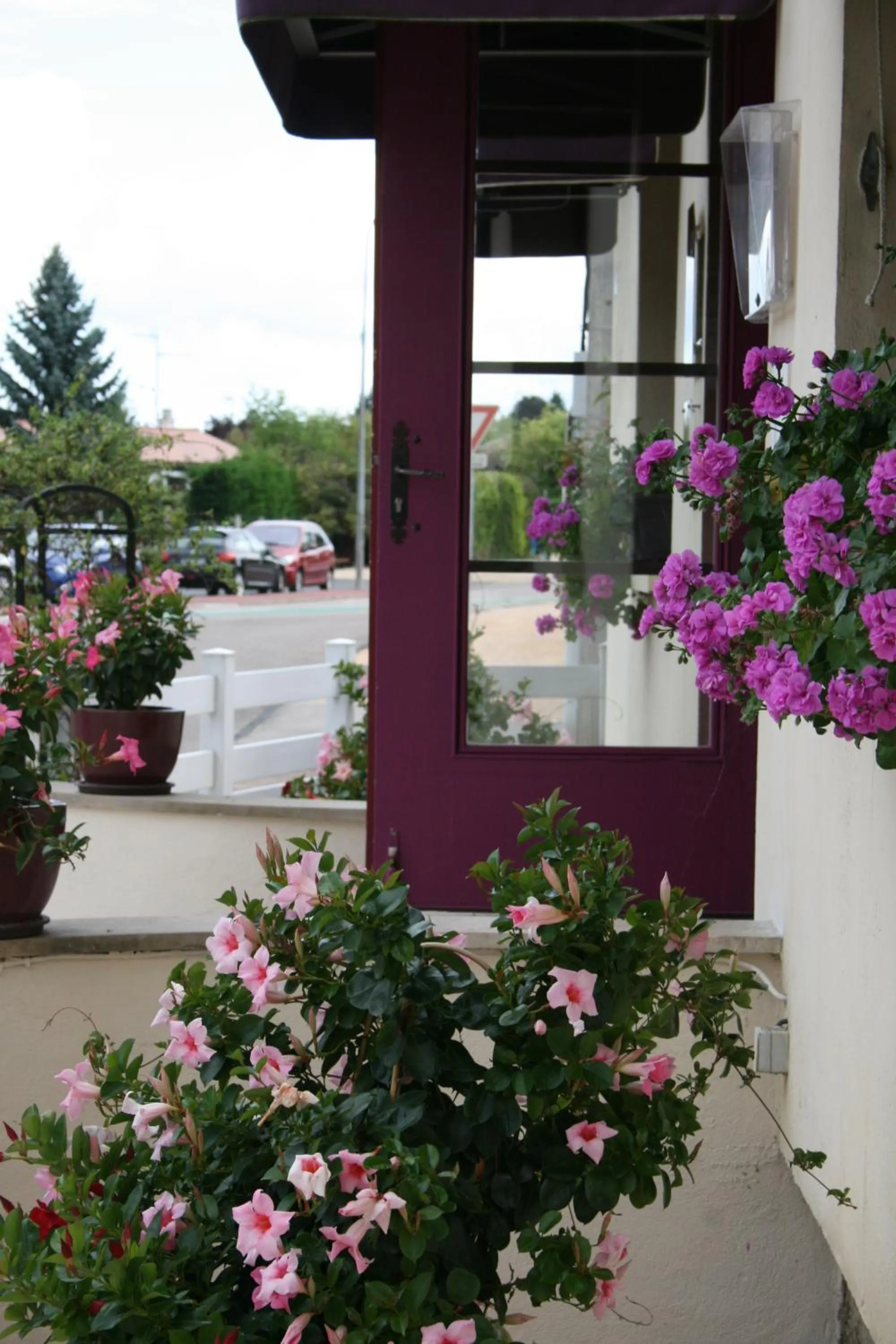 Facade/entrance in "Contact Hôtel" Le Saint Rémy - Chalon Sud