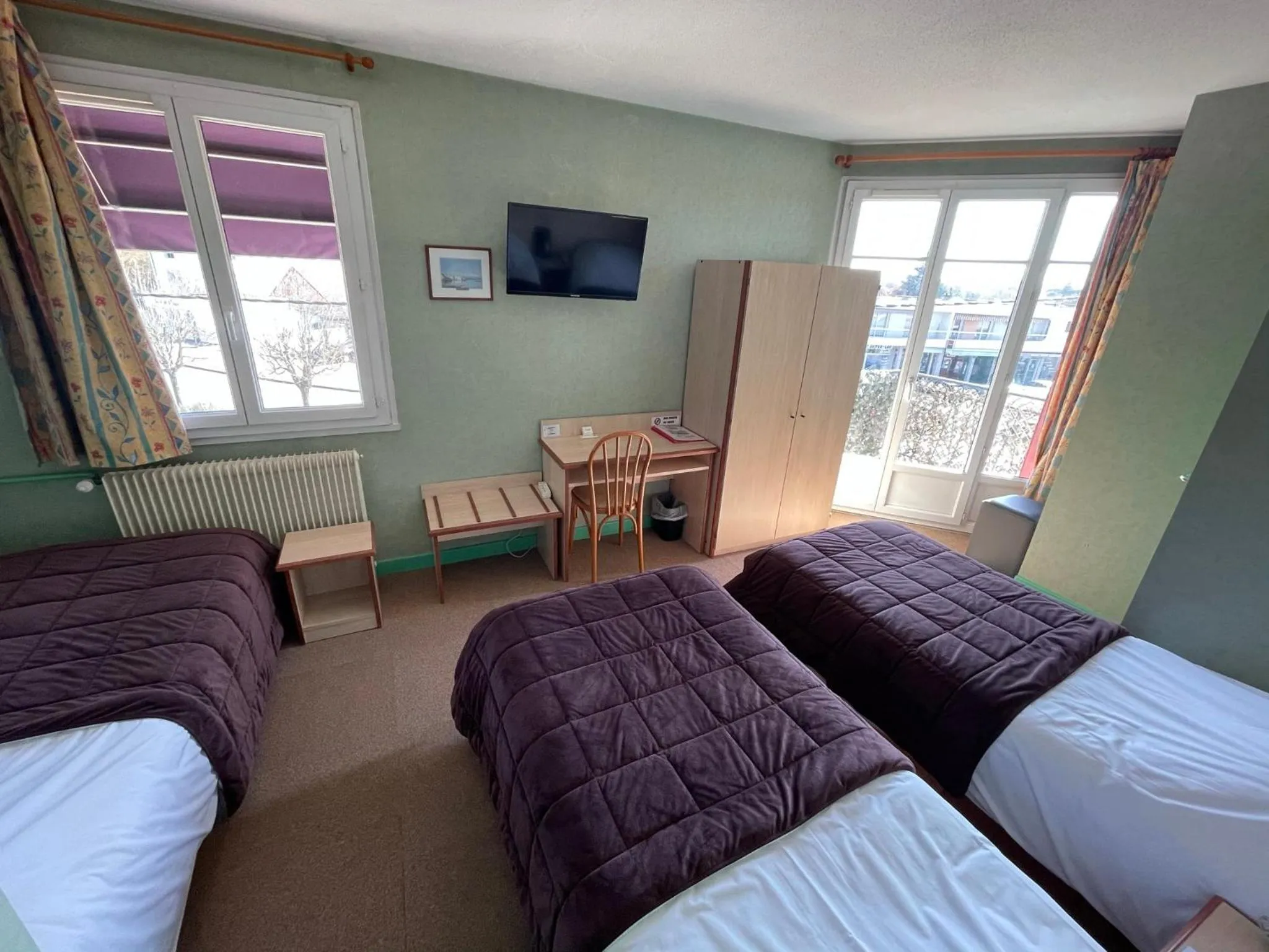 Bed in "Contact Hôtel" Le Saint Rémy - Chalon Sud