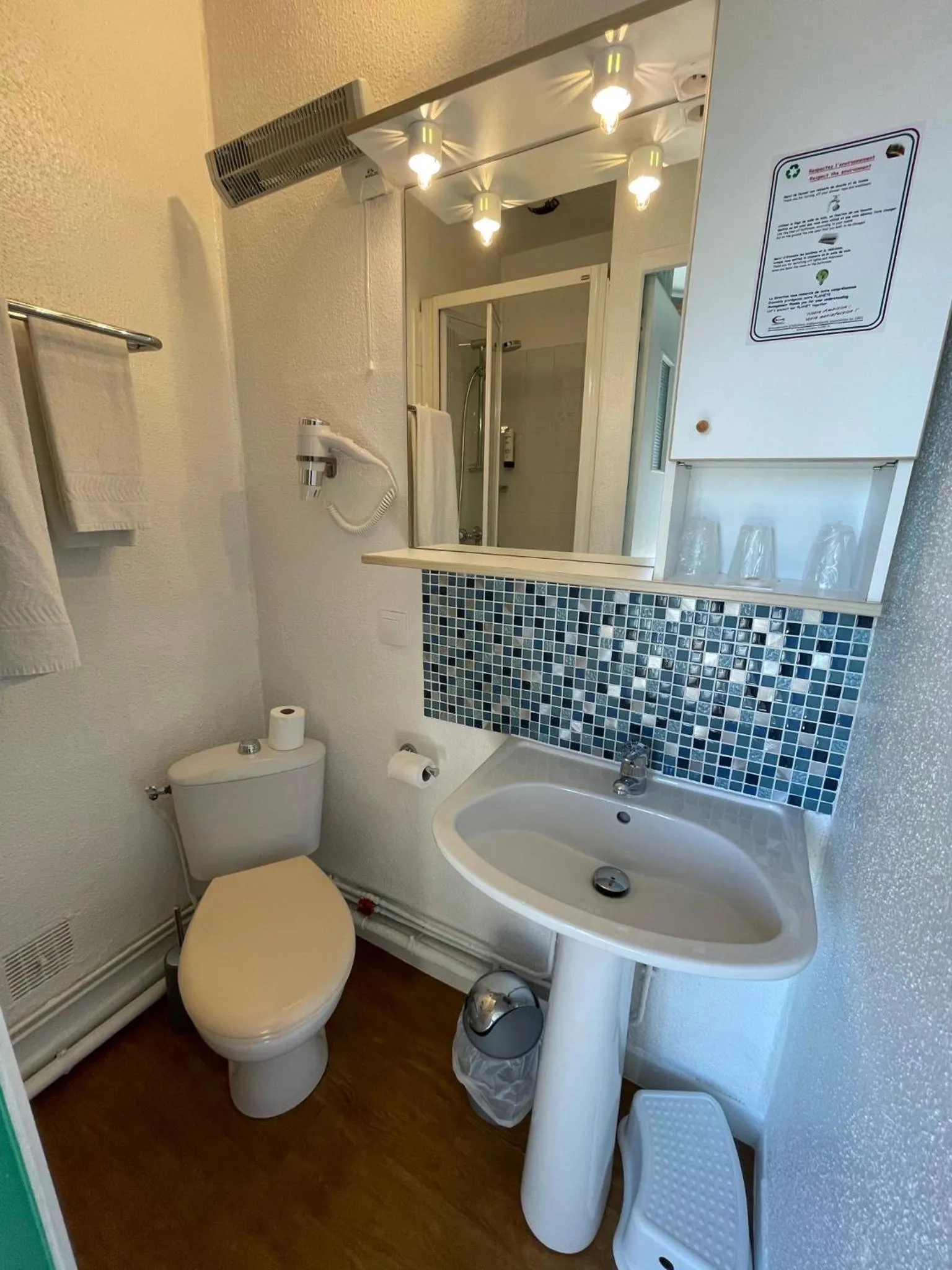 Bathroom in "Contact Hôtel" Le Saint Rémy - Chalon Sud