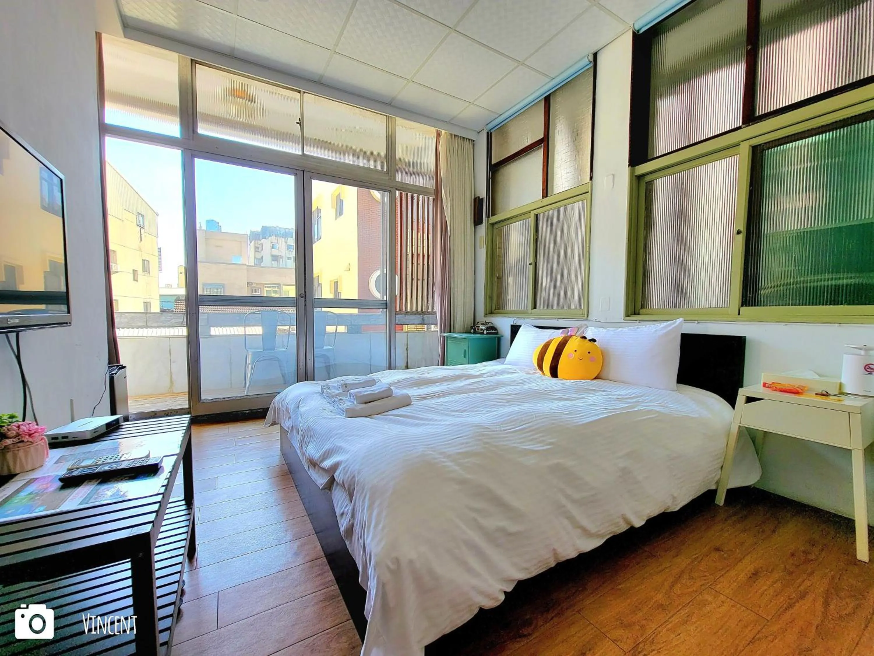 Photo of the whole room, Bed in Honey House Tainan