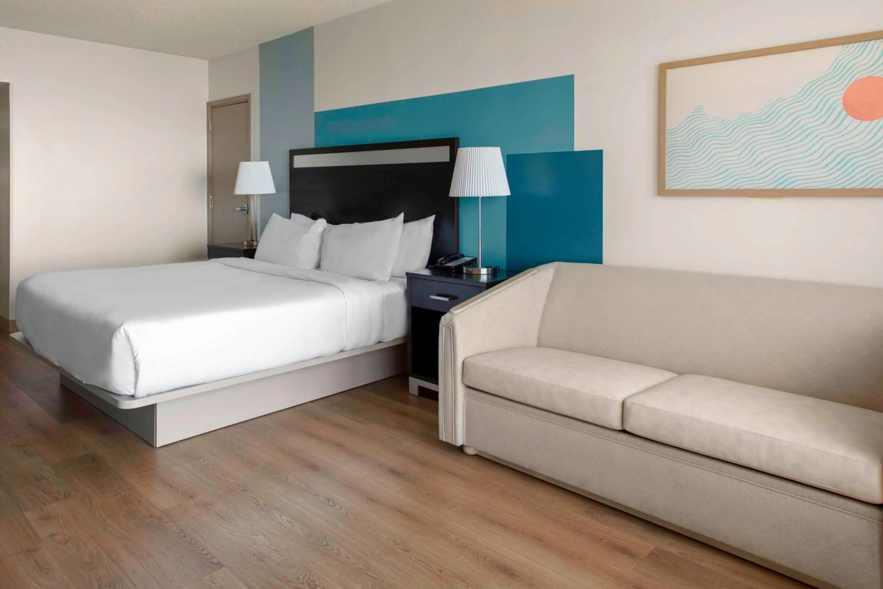 Living room, Bed in DoubleTree Resort by Hilton Myrtle Beach Oceanfront