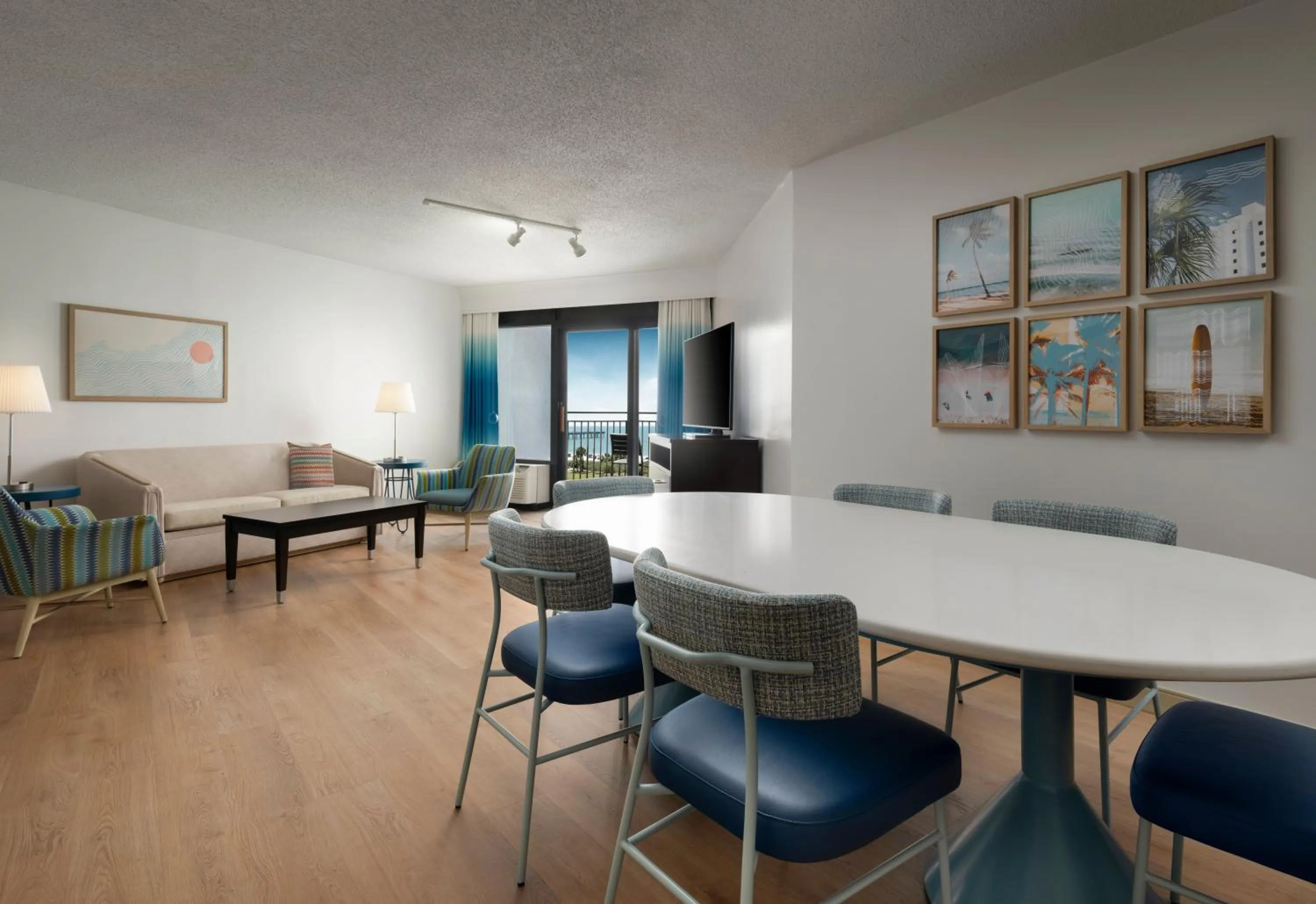 Living room in DoubleTree Resort by Hilton Myrtle Beach Oceanfront