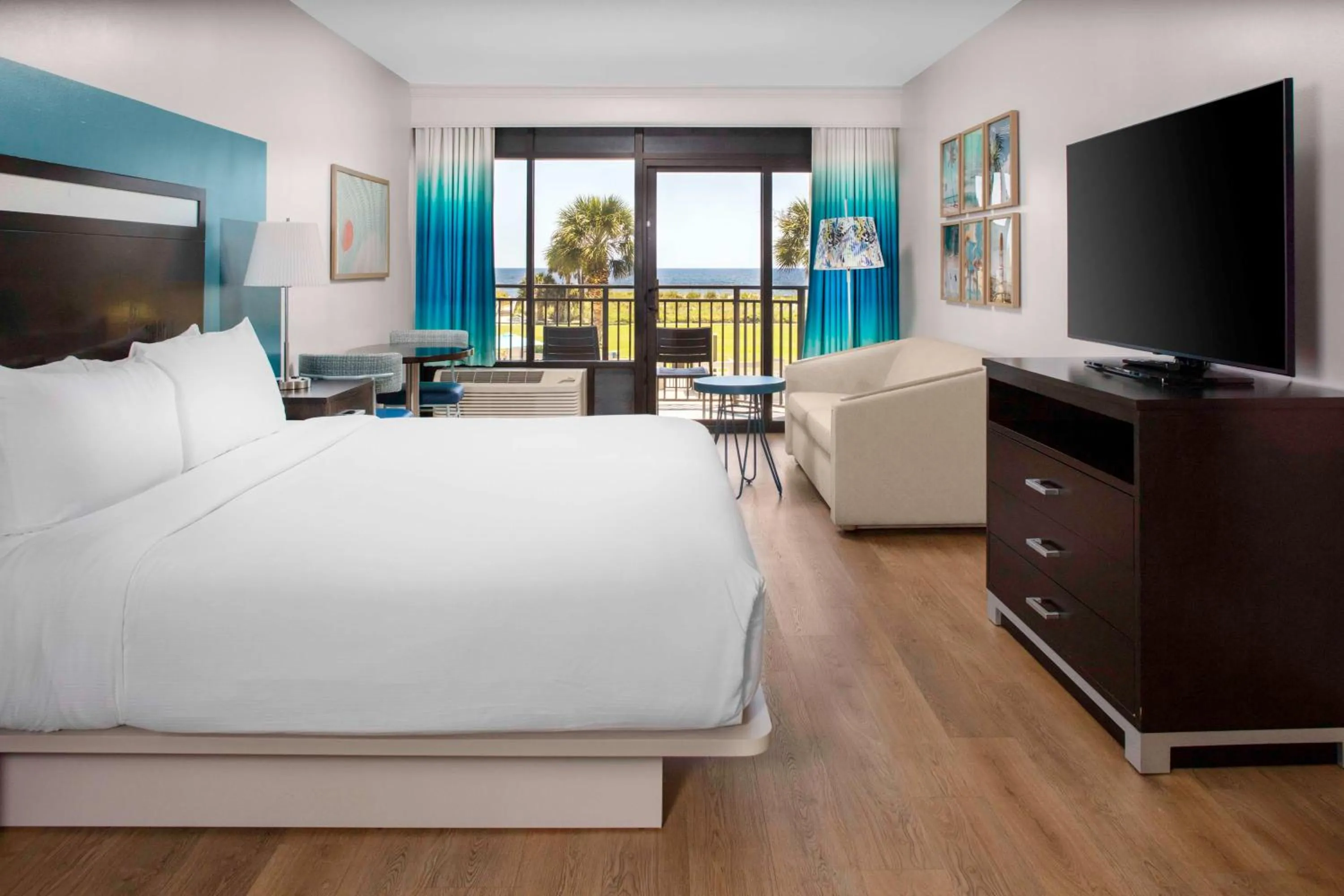 Living room, Bed in DoubleTree Resort by Hilton Myrtle Beach Oceanfront